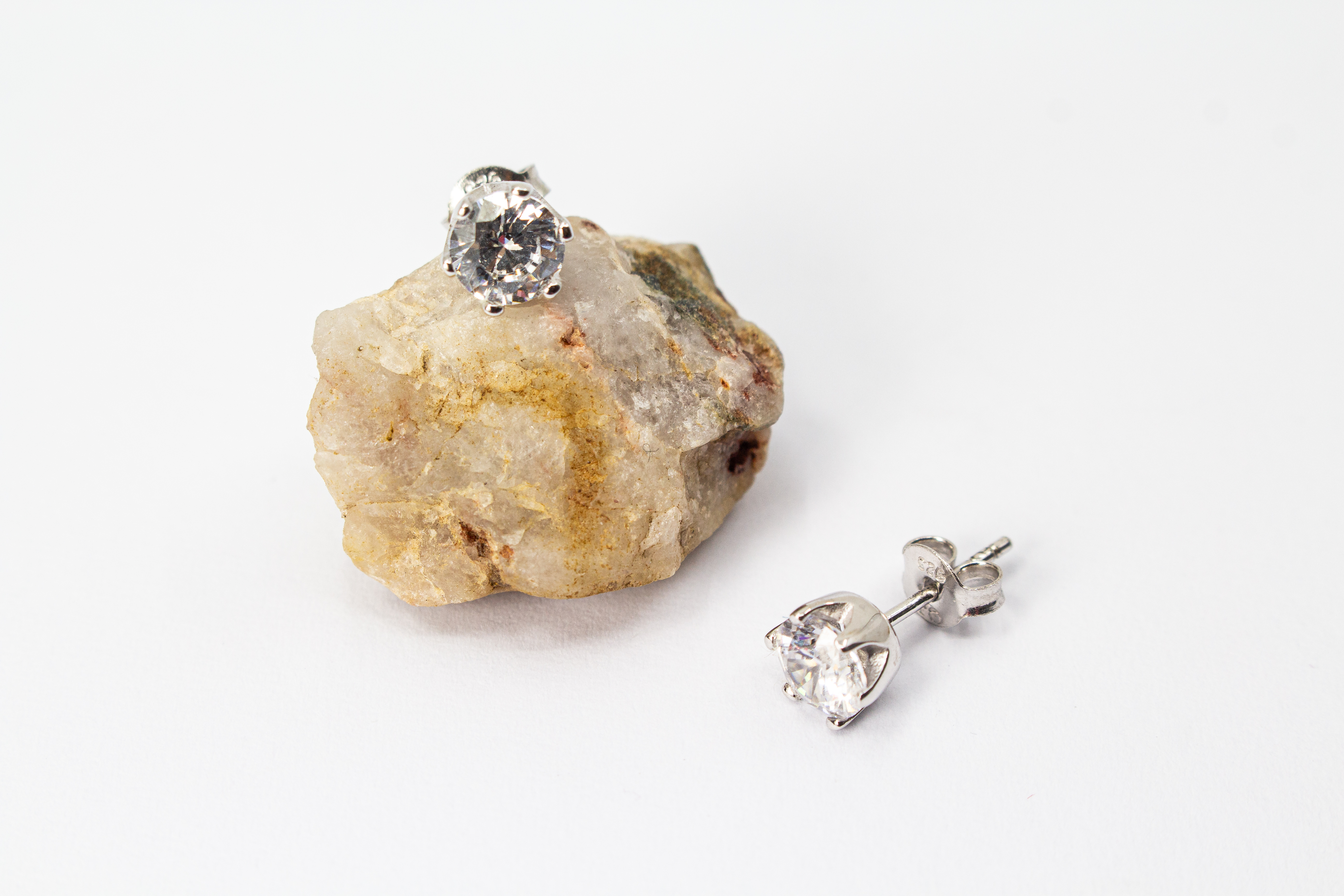 Klassische Solitär-Ohrstecker aus rhodiniertem 925er Silber mit einem großen Zirkoniastein in einer edlen Sechser-Krappenfassung im Onlineshop von Goldschmiede Regina Kraus.