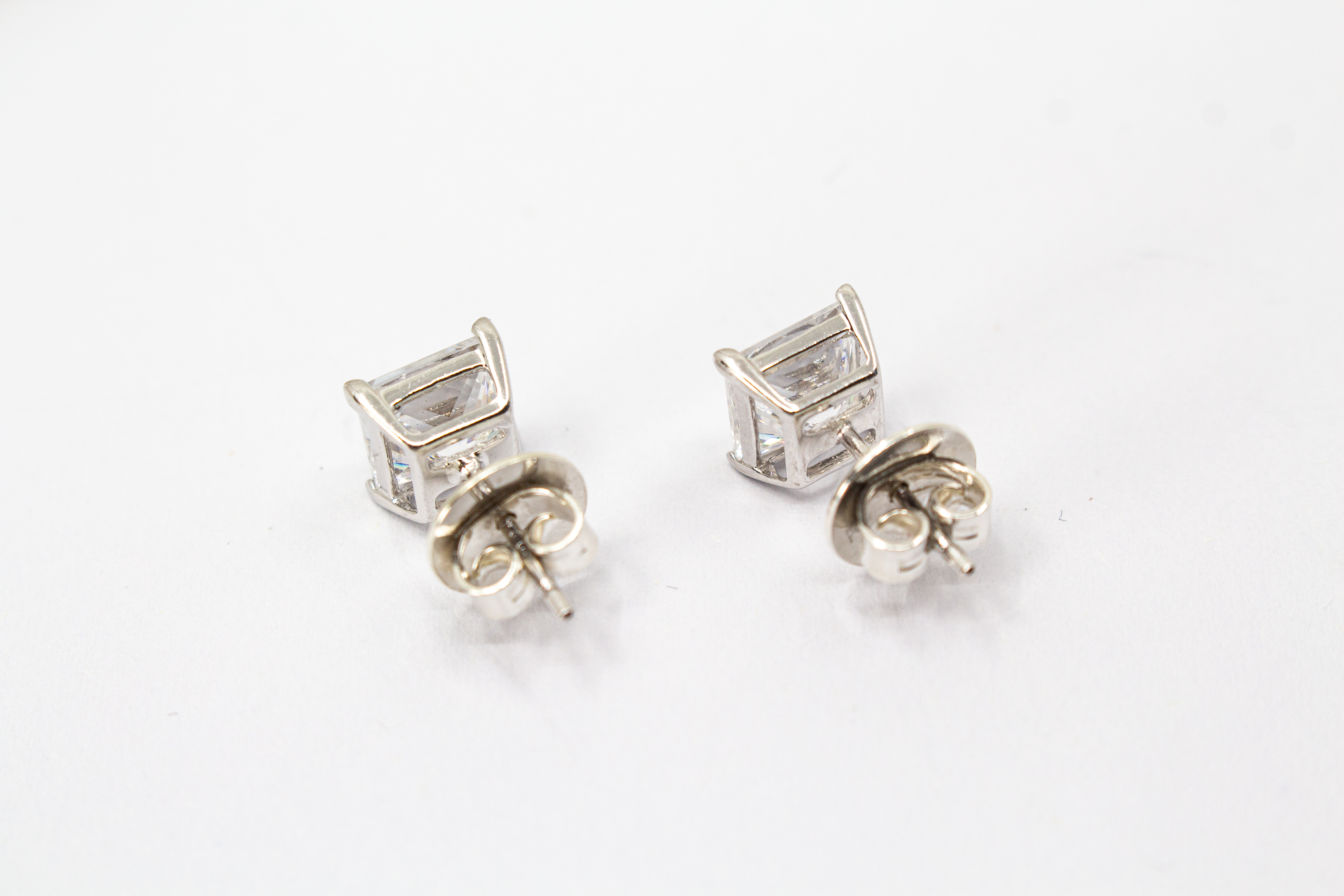Ein Paar quadratische Zirkonia-Ohrstecker aus 925 Sterlingsilber von der Goldschmiede Regina Kraus