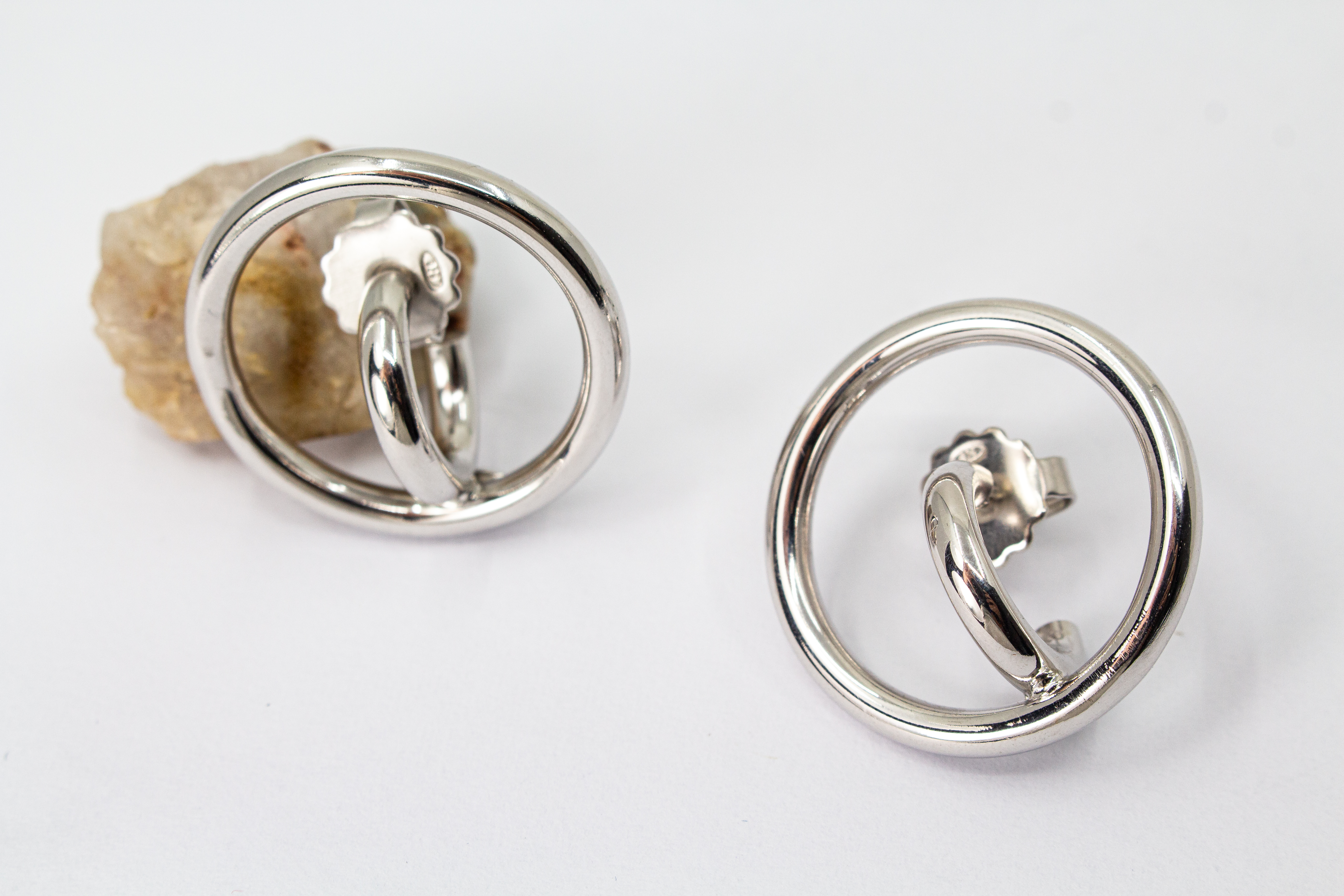 Italienische Design-Ohrstecker Orbita von Diva Gioielli aus hochglanzpoliertem, rhodiniertem 925 Sterling Silber im Doppelkreis-Look, erhältlich bei der Goldschmiede Regina Kraus.