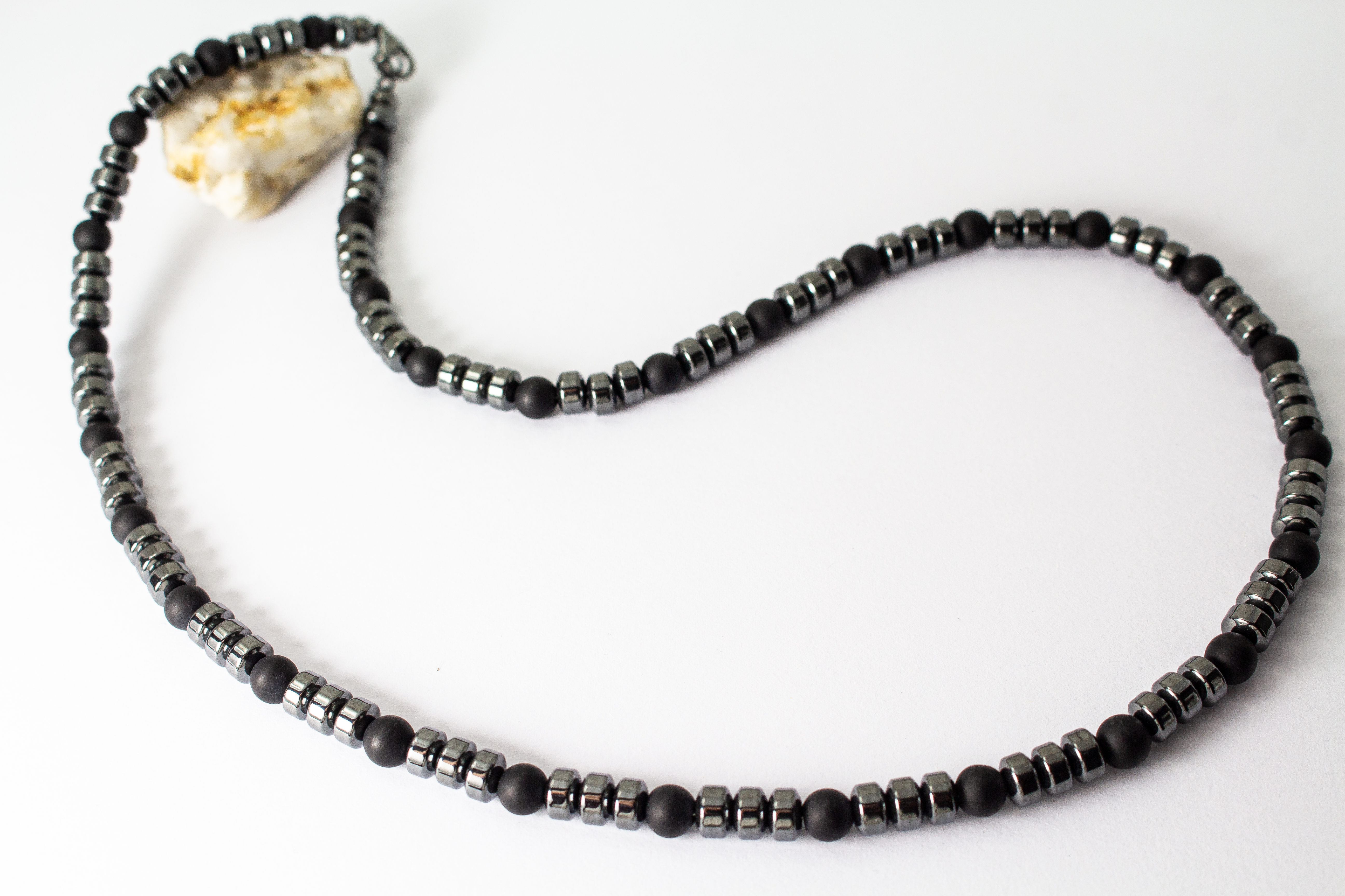Herrenkette „Onyx Impuls“ aus mattschwarzem Onyx und Hämatit im minimalistischen maskulinen Design.