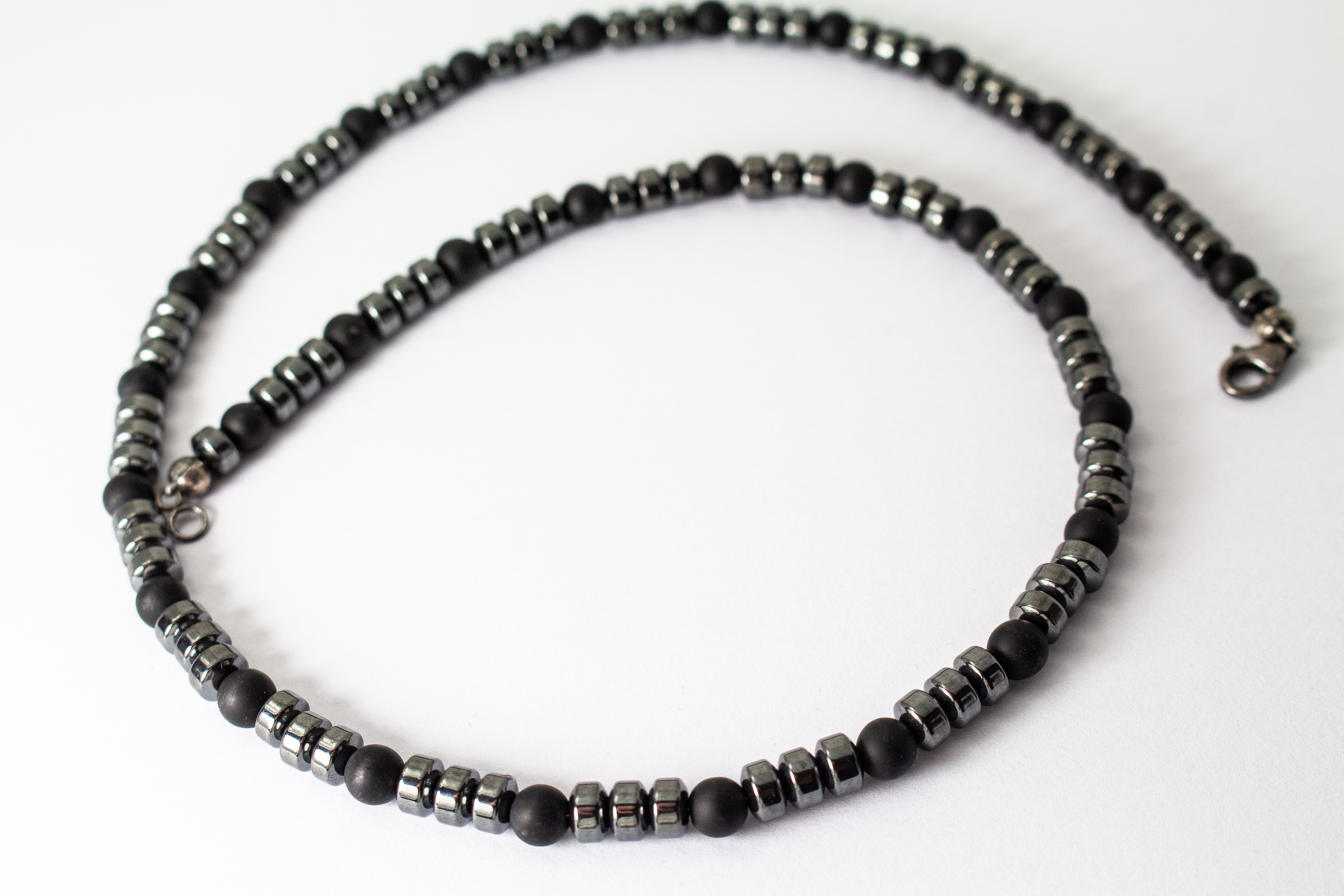Herrenkette „Onyx Impuls“ aus mattschwarzem Onyx und Hämatit im minimalistischen maskulinen Design.