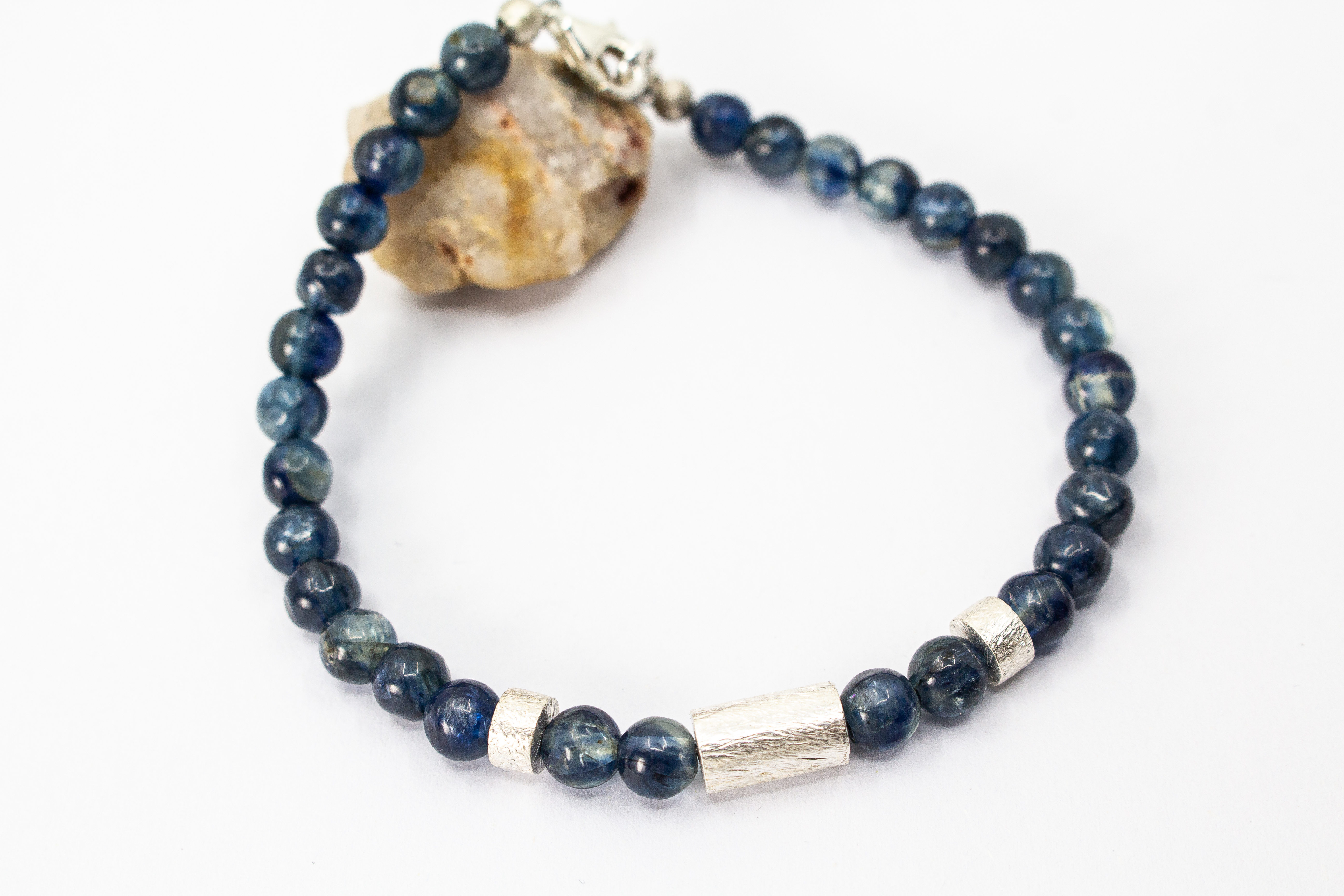 Herrenarmband „Ozeantief“ aus blauem Kyanit mit strukturierten Zwischenteilen aus 925er Sterlingsilber im eleganten, maskulinen Design.