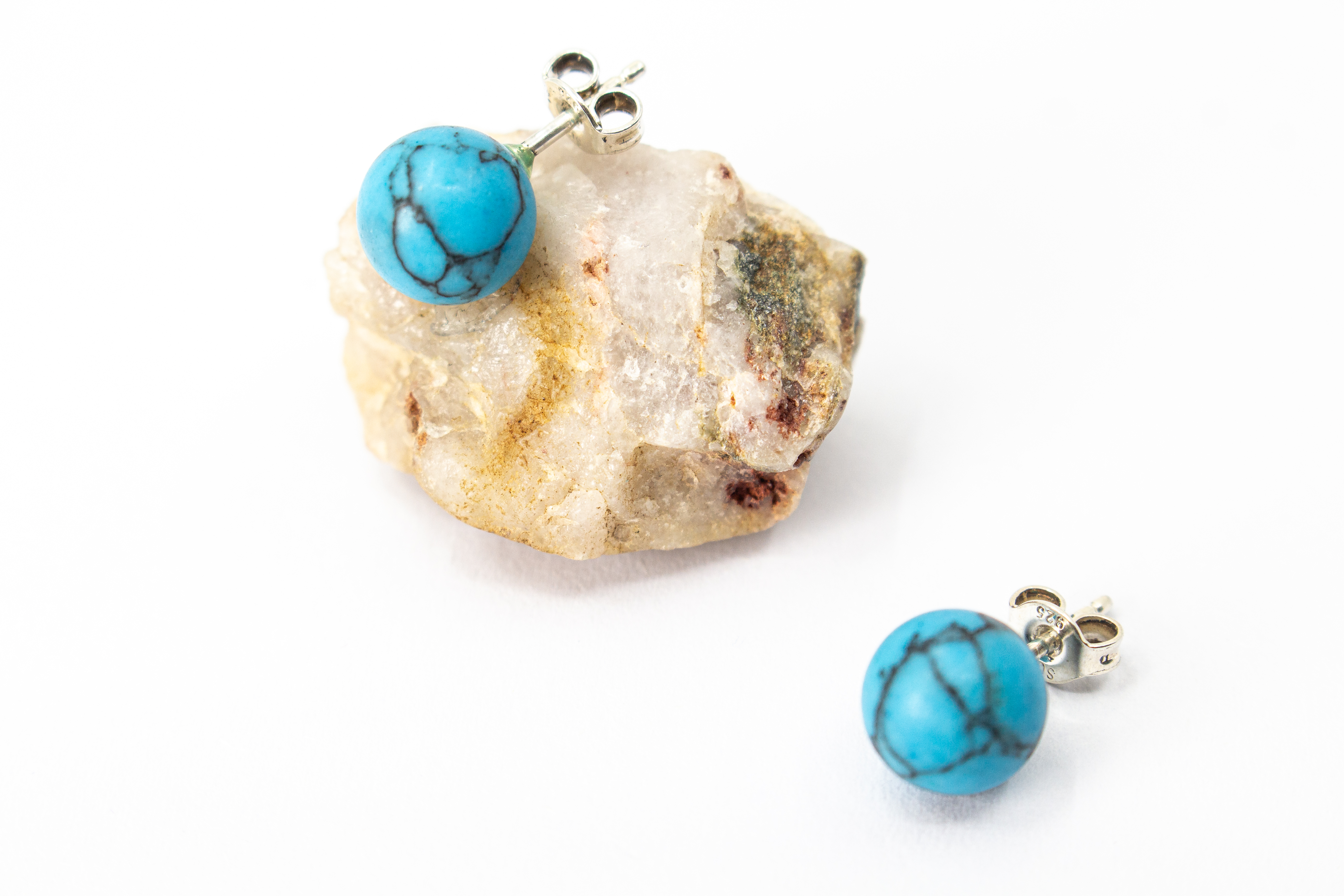 Klassische Kugelohrstecker aus leuchtend blauem Türkis-Edelstein mit charakteristischer dunkler Aderung und Stiften aus 925 Sterling Silber aus dem Online-Shop der Goldschmiede Regina Kraus.