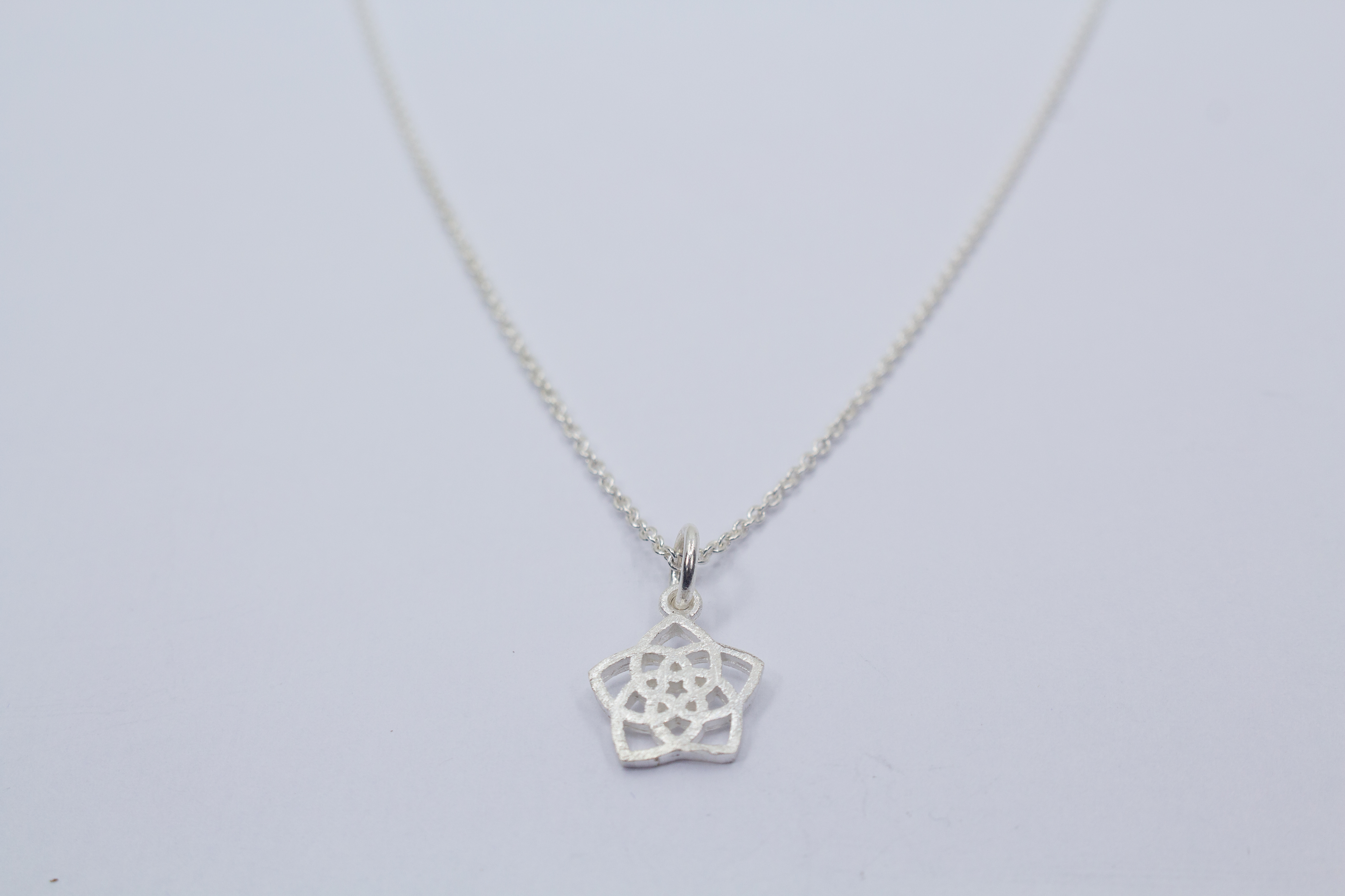 Silberkette mit Blumenanhänger online bestellen