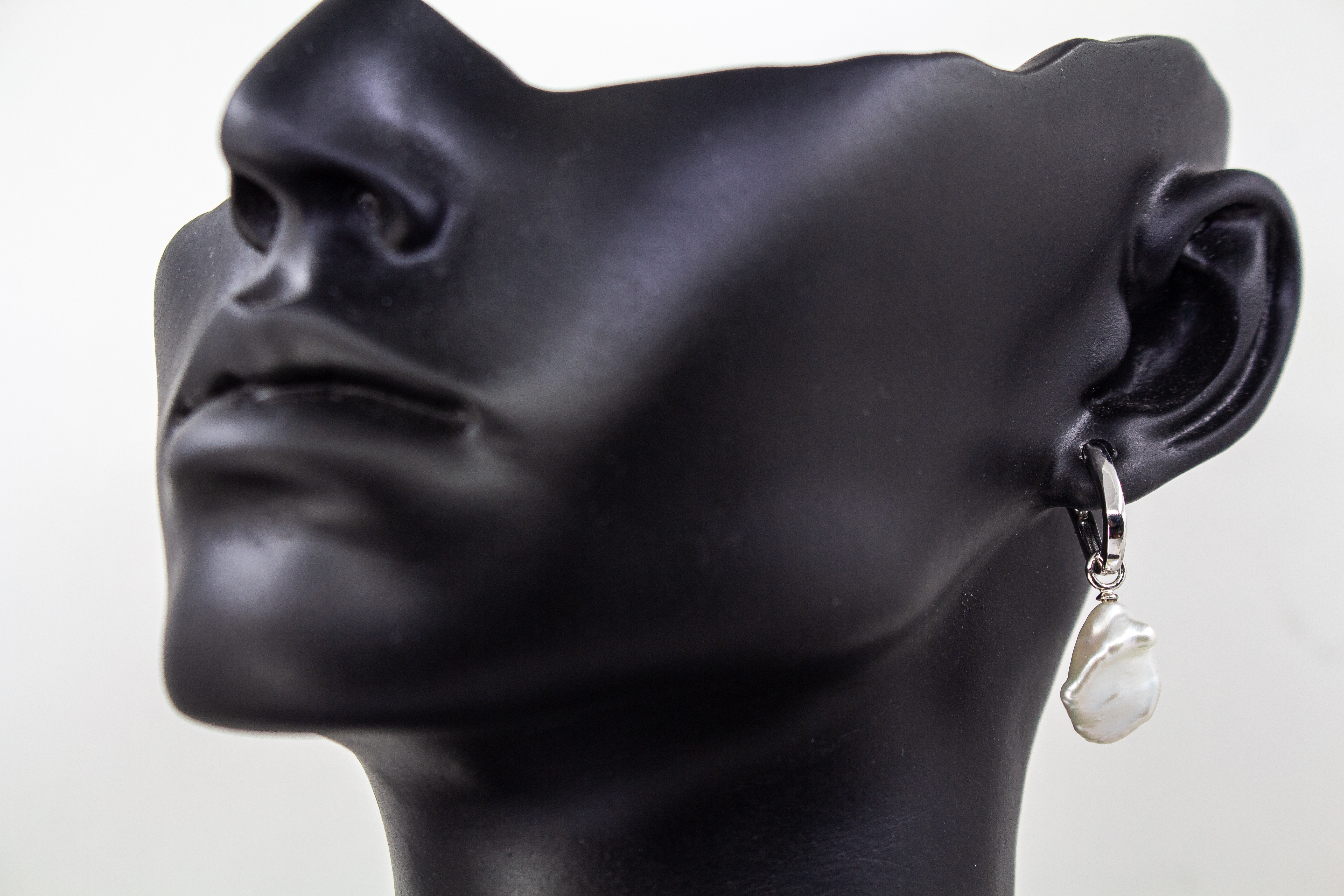 Elegante Wechselcreolen aus rhodiniertem 925er Sterlingsilber mit barocken Keshiperlen-Anhängern