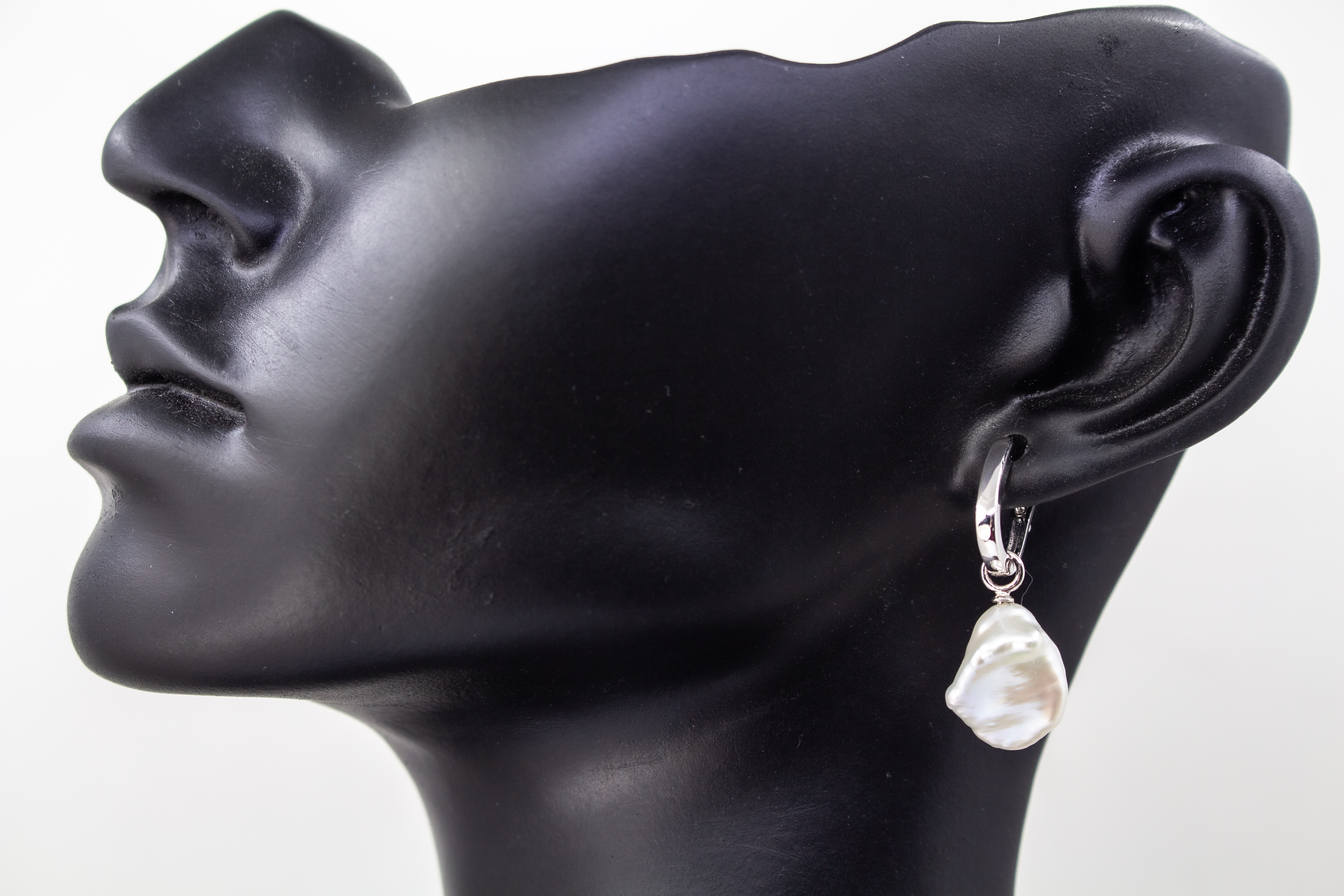 Elegante Wechselcreolen aus rhodiniertem 925er Sterlingsilber mit barocken Keshiperlen-Anhängern