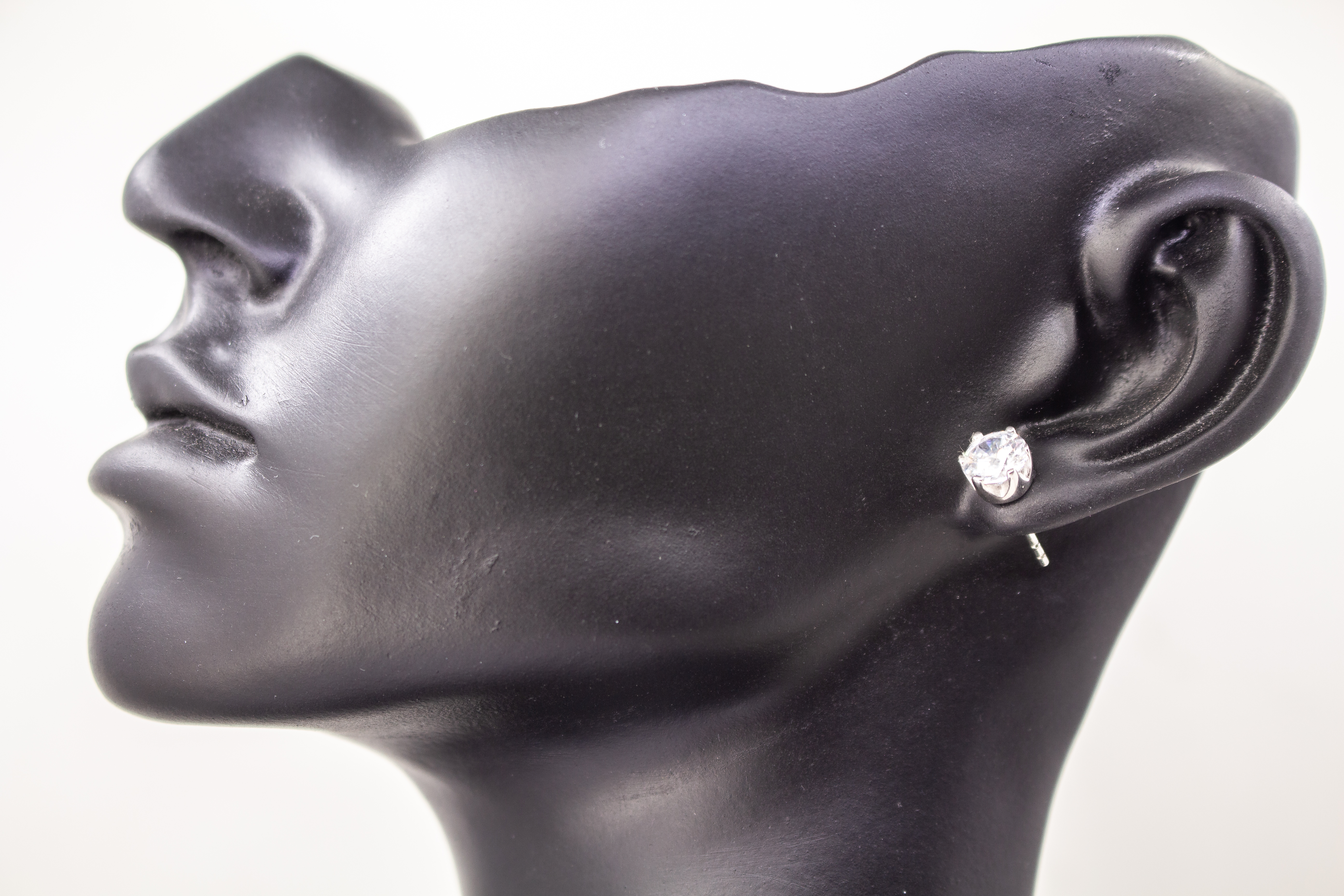 Klassische Solitär-Ohrstecker aus rhodiniertem 925er Silber mit einem großen Zirkoniastein in einer edlen Sechser-Krappenfassung im Onlineshop von Goldschmiede Regina Kraus.