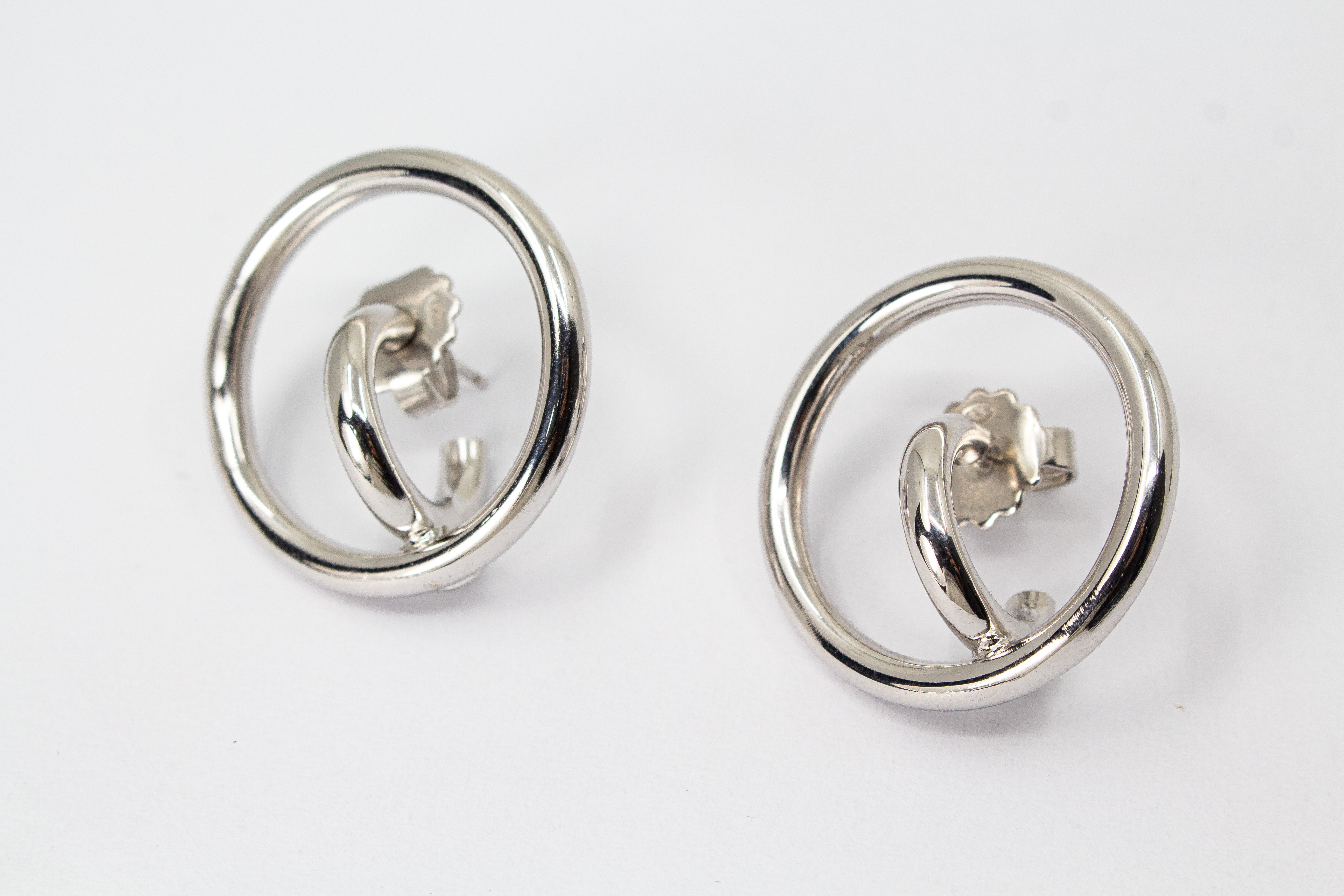 Italienische Design-Ohrstecker Orbita von Diva Gioielli aus hochglanzpoliertem, rhodiniertem 925 Sterling Silber im Doppelkreis-Look, erhältlich bei der Goldschmiede Regina Kraus.