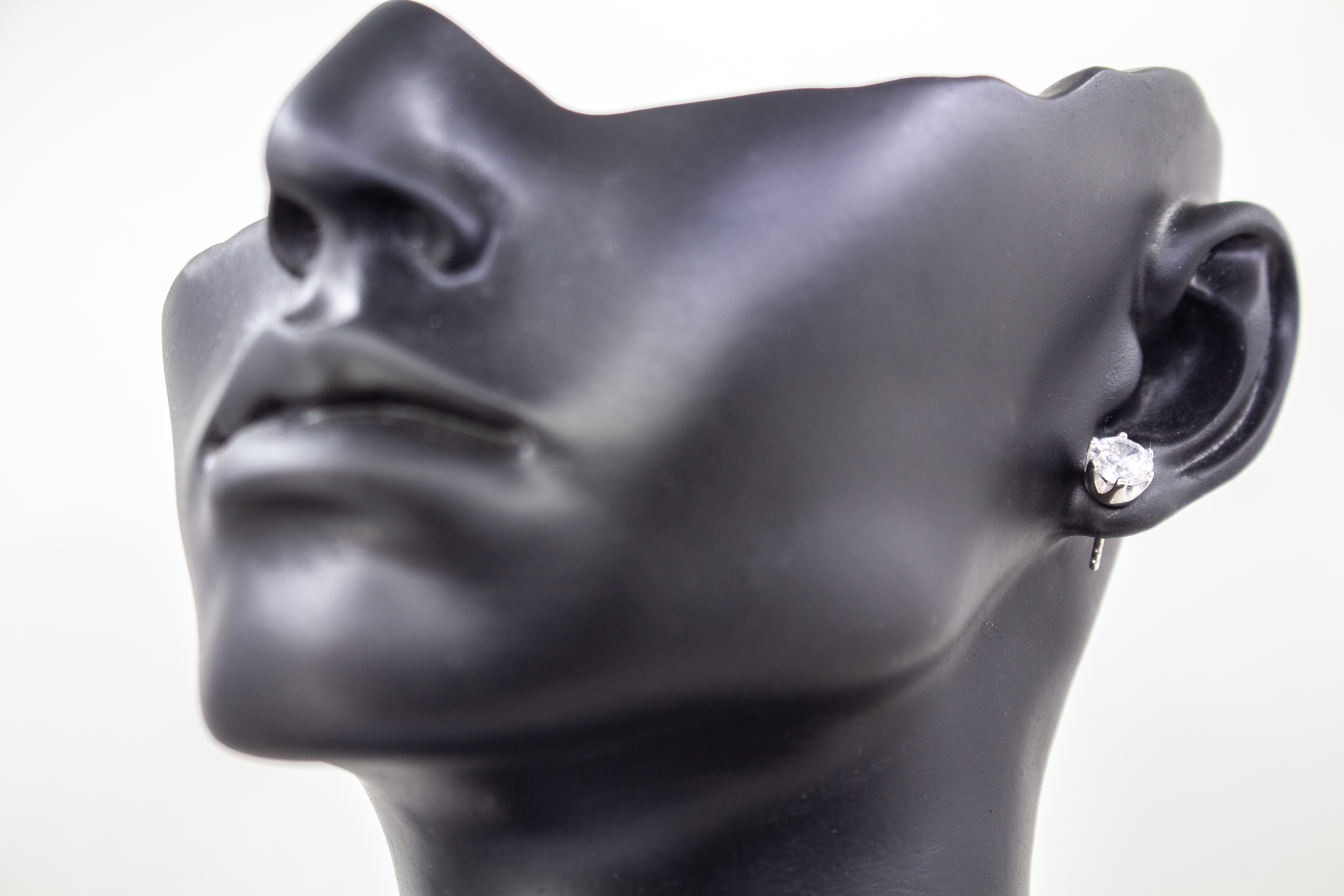 Klassische Solitär-Ohrstecker aus rhodiniertem 925er Silber mit einem großen Zirkoniastein in einer edlen Sechser-Krappenfassung im Onlineshop von Goldschmiede Regina Kraus.