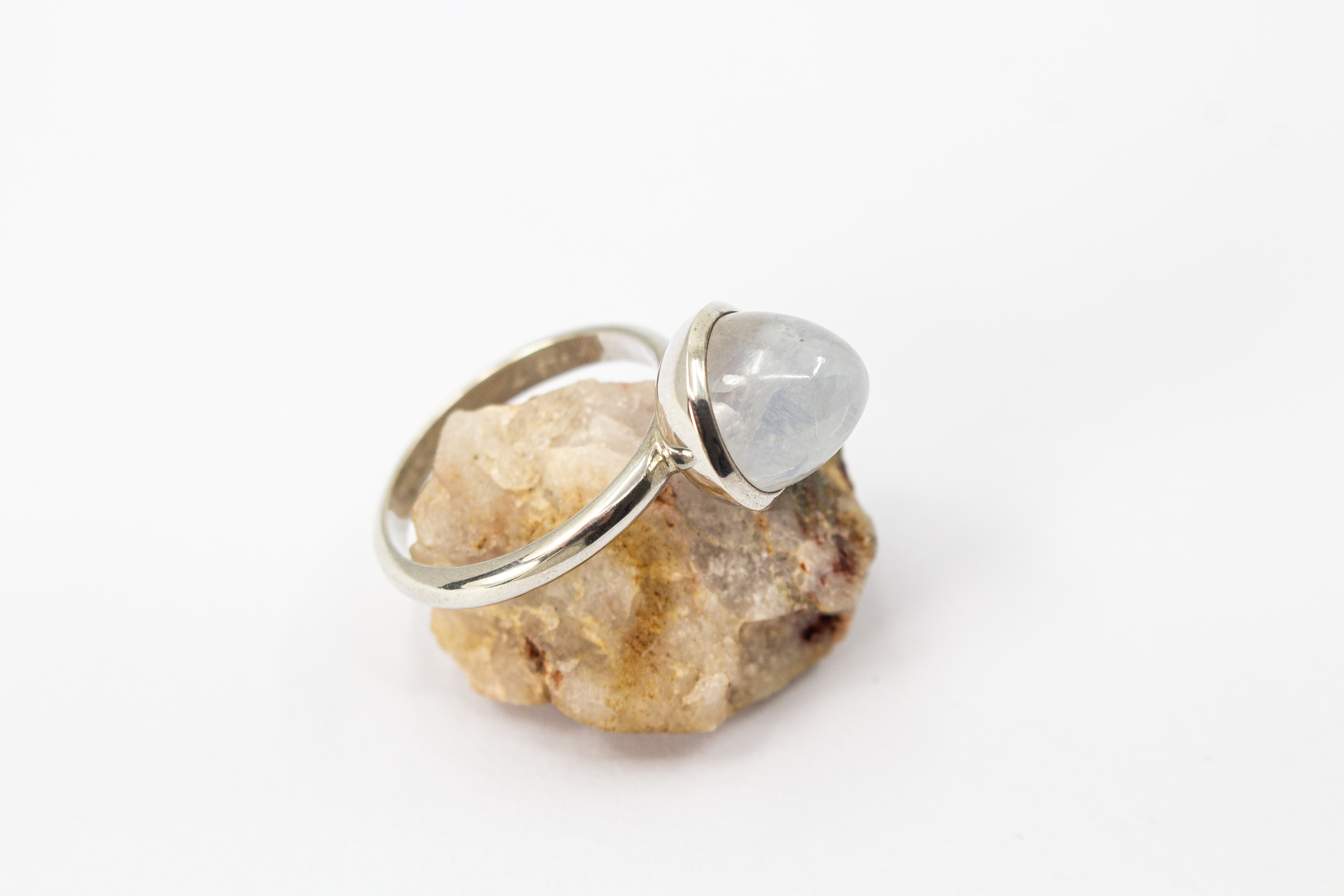 Eleganter Ring aus 925 Sterling Silber mit einem ovalen, schimmernden Mondstein Cabochon, erhältlich bei der Goldschmiede Regina Kraus.