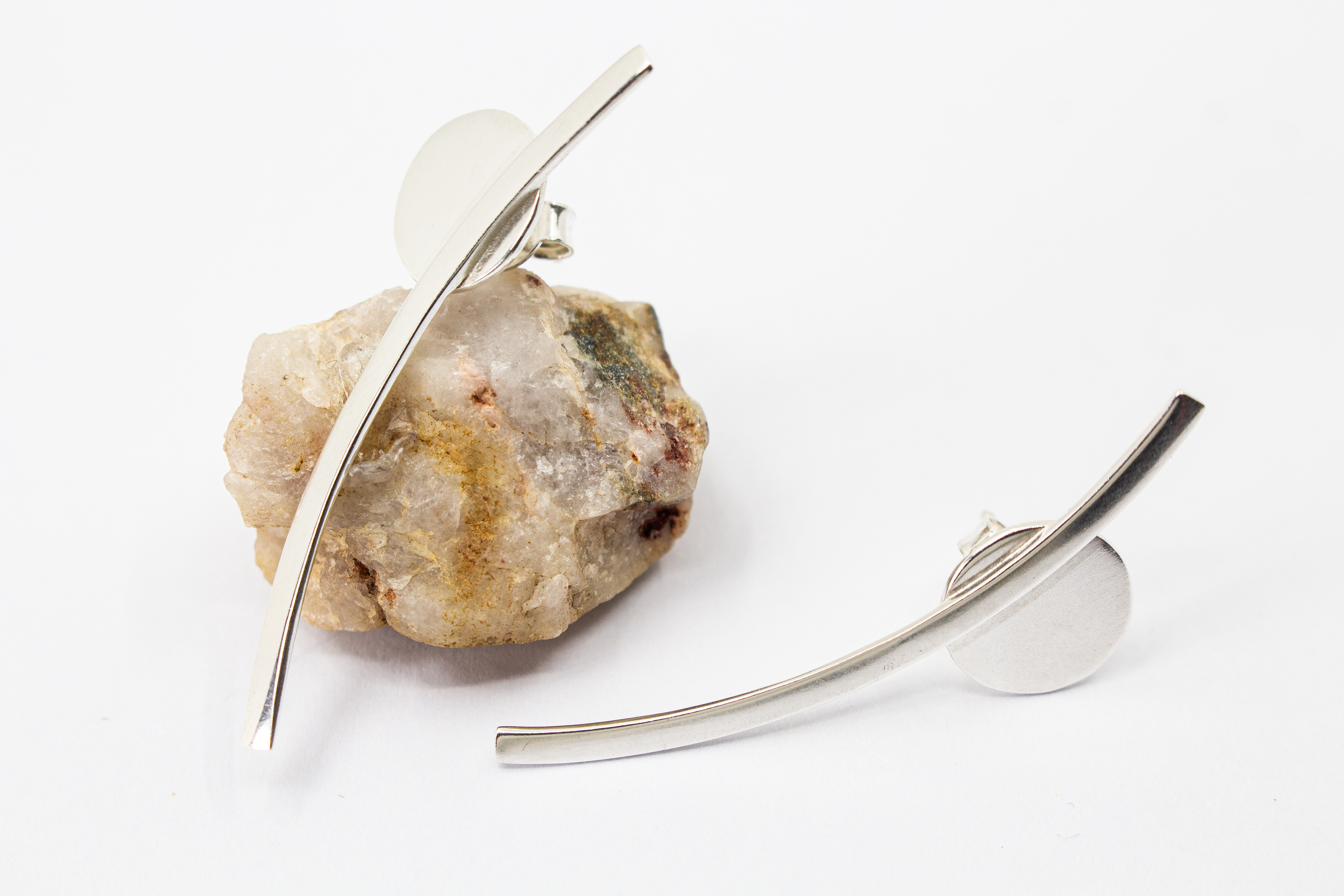 moderne, geometrische Ear Climber Ohrstecker aus glänzendem 925 Sterling Silber mit einer flachen Kreisscheibe und einem geschwungenen Silberstab aus dem Online-Shop der Goldschmiede Regina Kraus.
