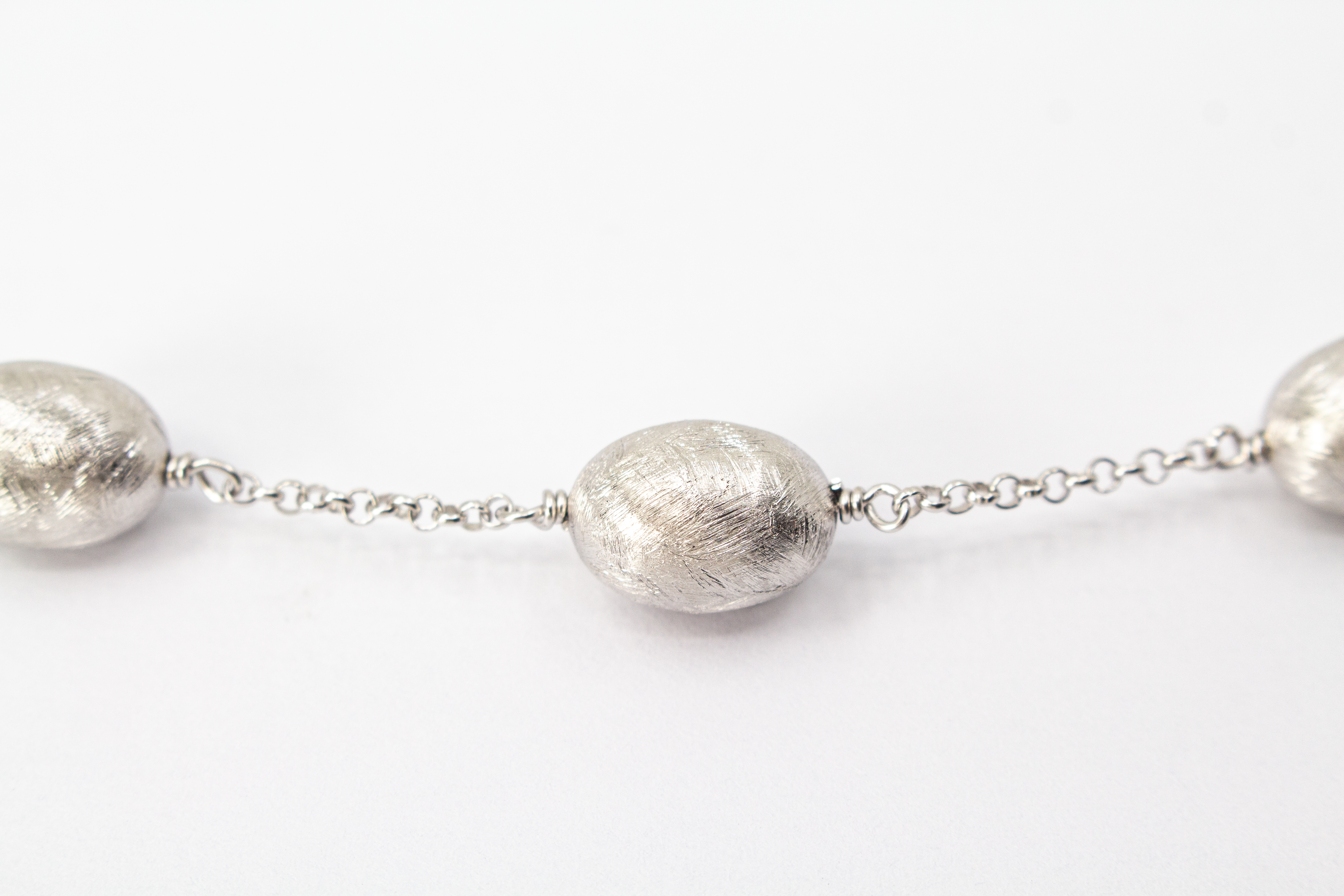 Eismattes Collier aus rhodiniertem 925er Sterlingsilber von Diva Gioielli mit ovalen, strukturierten Schmuckelementen an einer feinen Silberkette