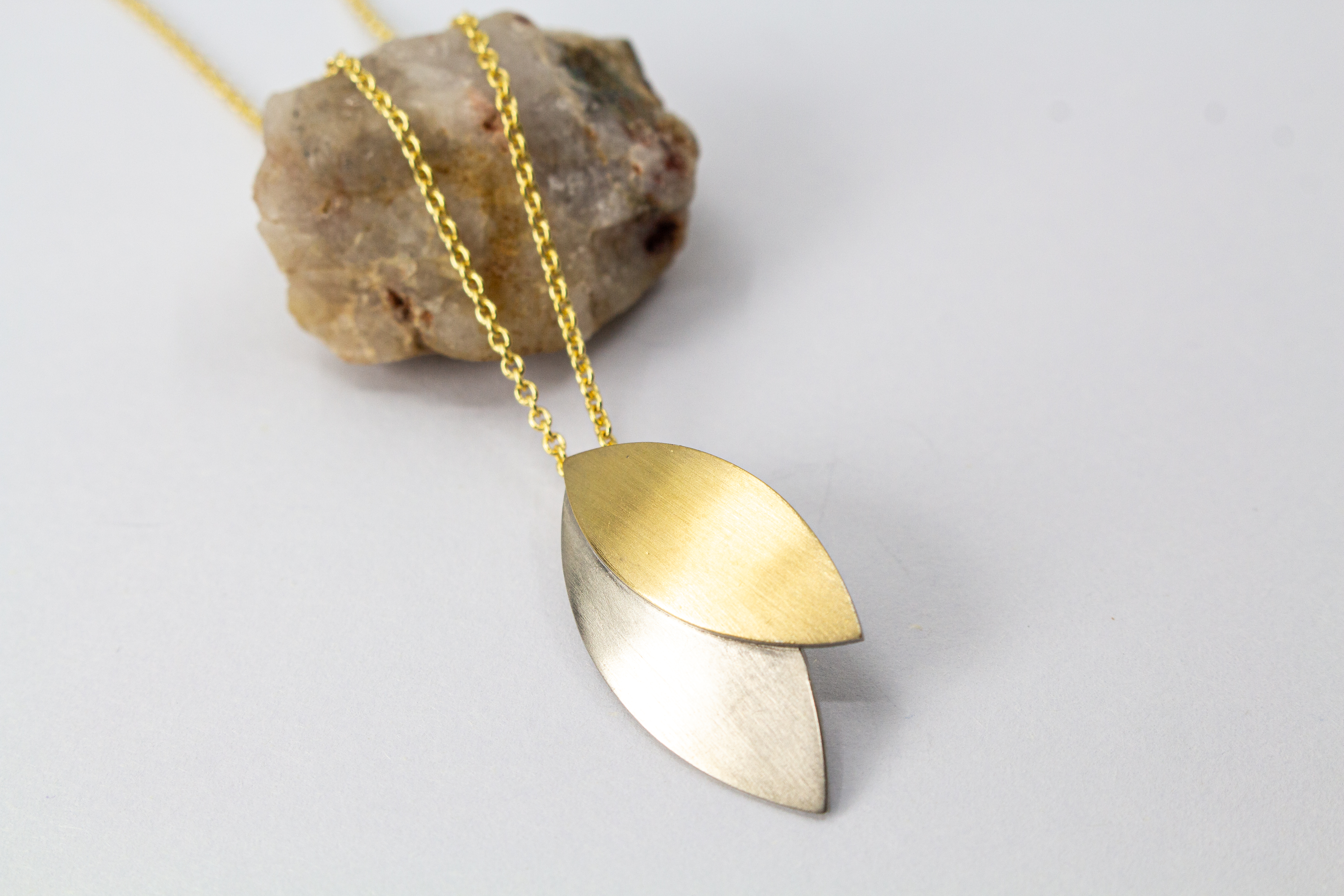 Kette „Blattgold“ aus 925er Sterlingsilber mit Feingoldbelötung und zweifarbigem Anhänger in filigraner Blattform.
