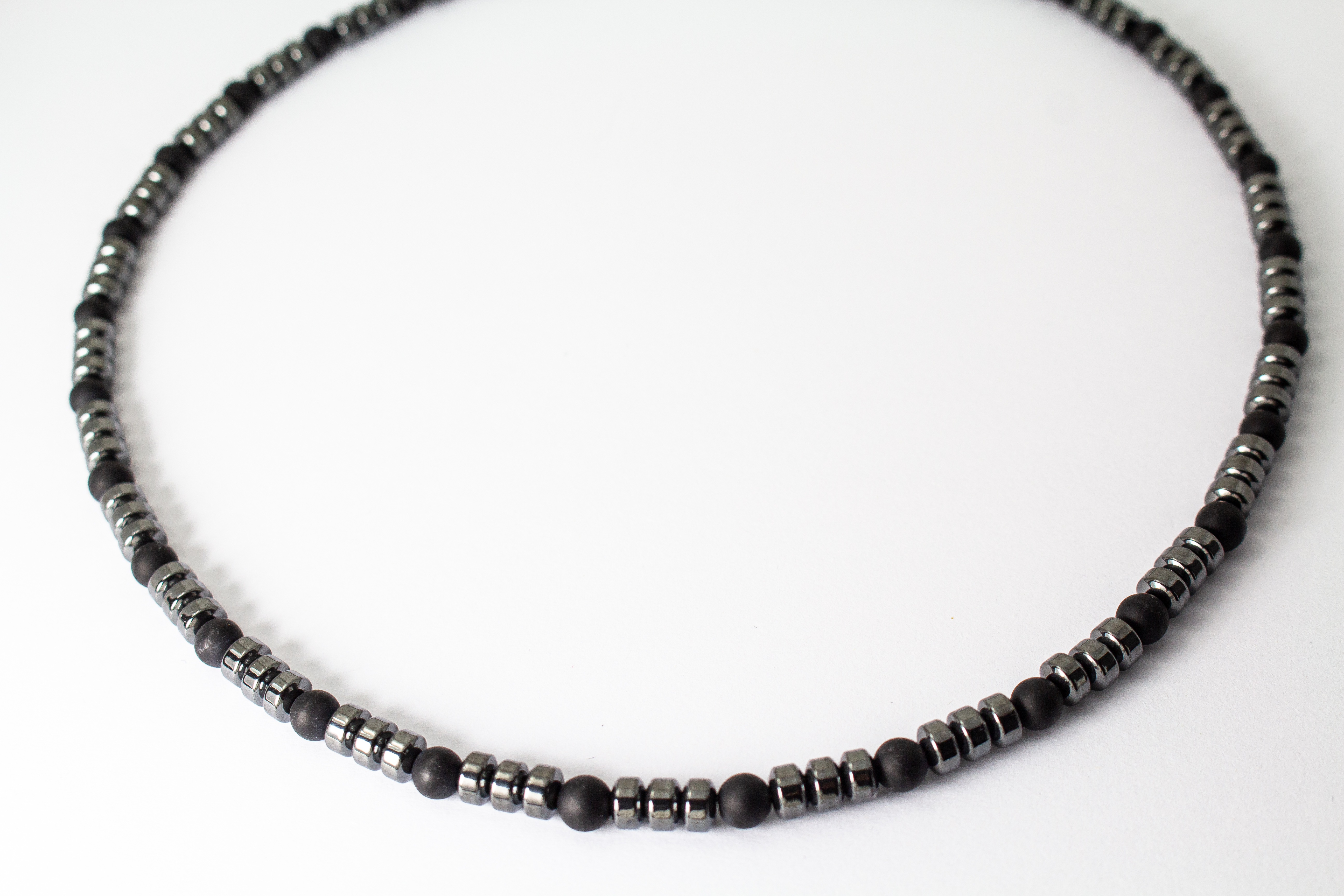 Herrenkette „Onyx Impuls“ aus mattschwarzem Onyx und Hämatit im minimalistischen maskulinen Design.