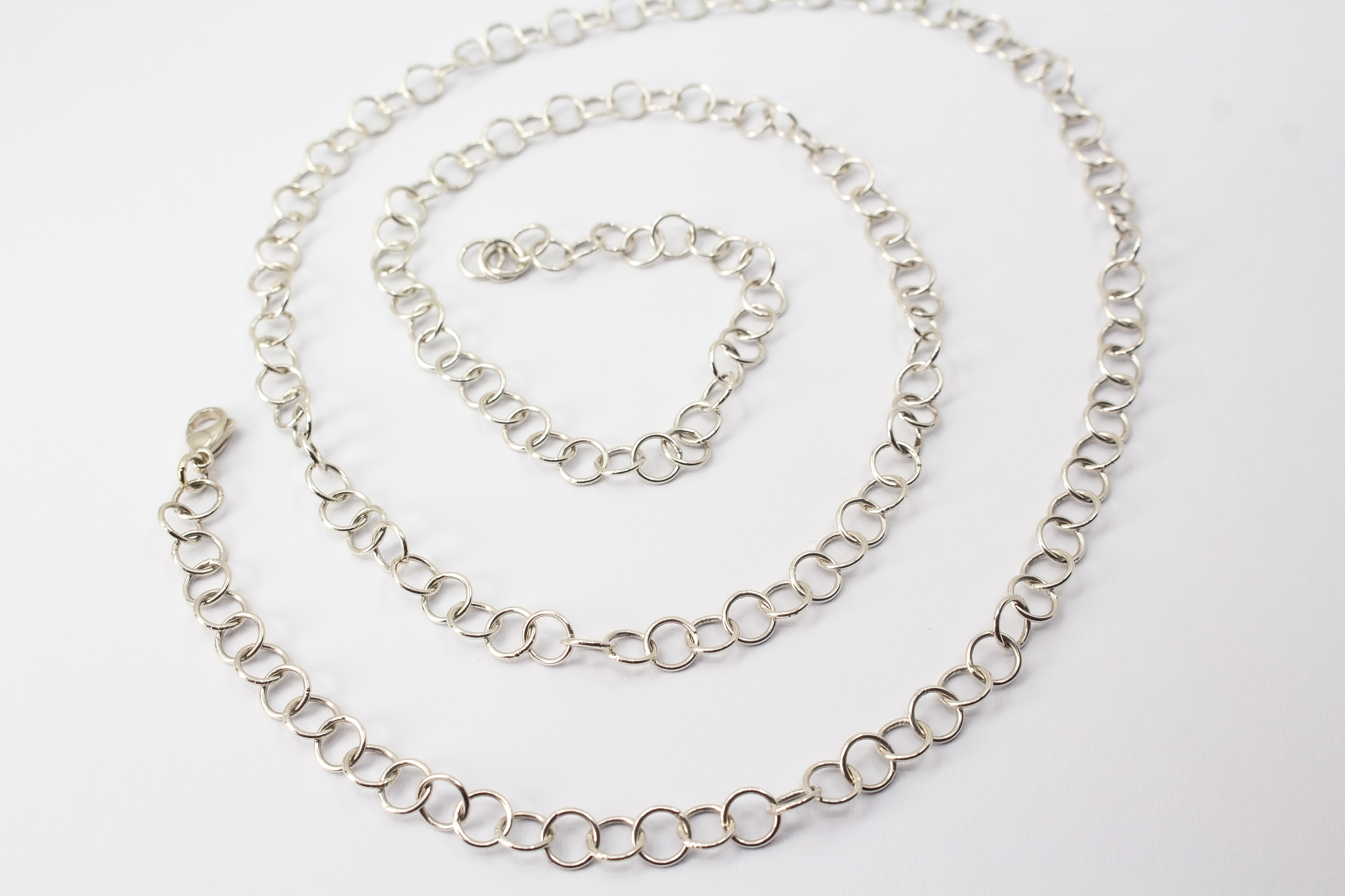 Handgefertigte Gliederkette aus poliertem 925 Sterlingsilber, zeitloser Halsschmuck der Goldschmiede Regina Kraus mit filigranen, runden Elementen
