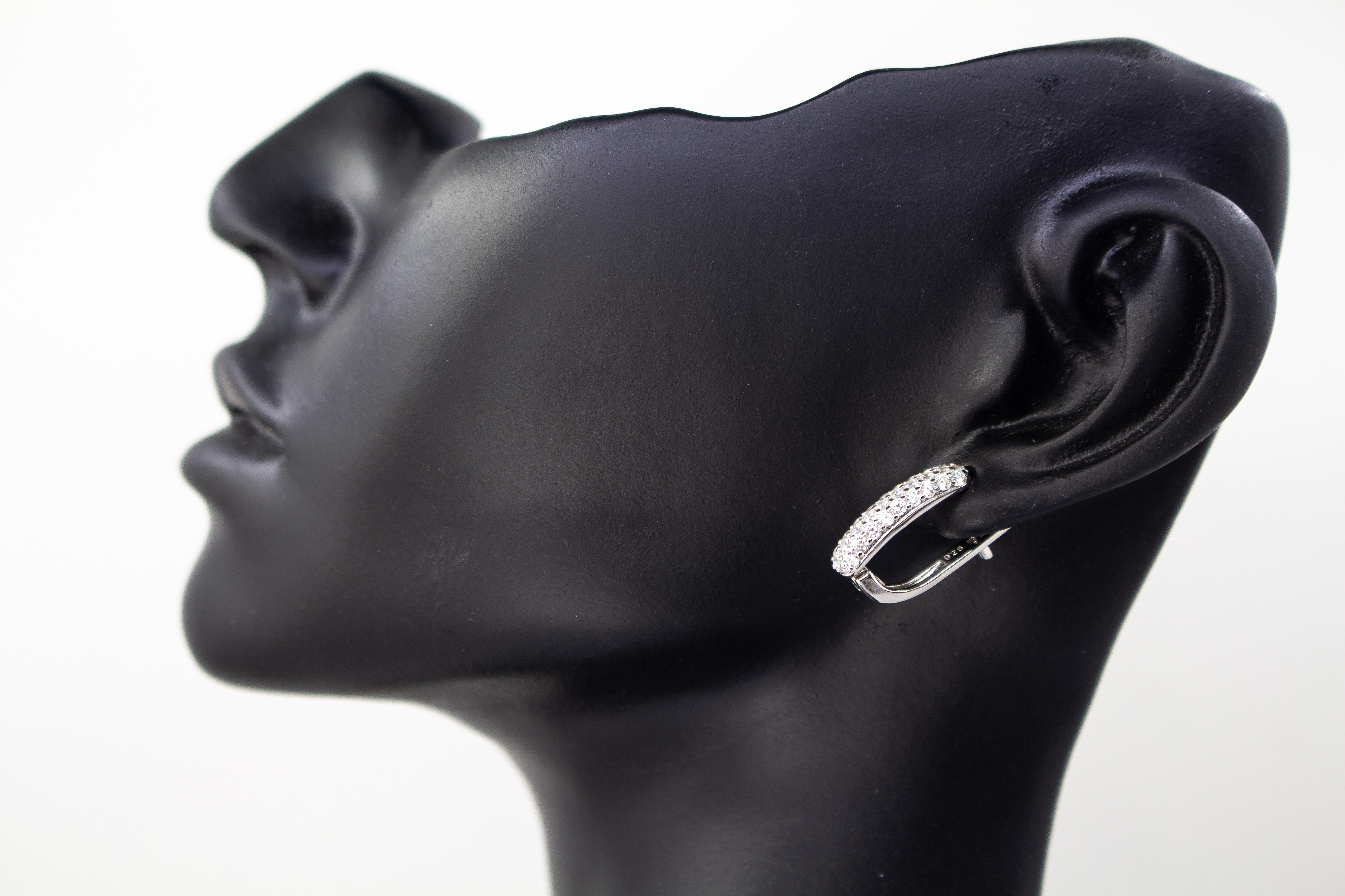 Creolen „Silberlicht“ aus rhodiniertem 925er Sterlingsilber mit funkelnden weißen Zirkonia in eleganter Pavé-Fassung.