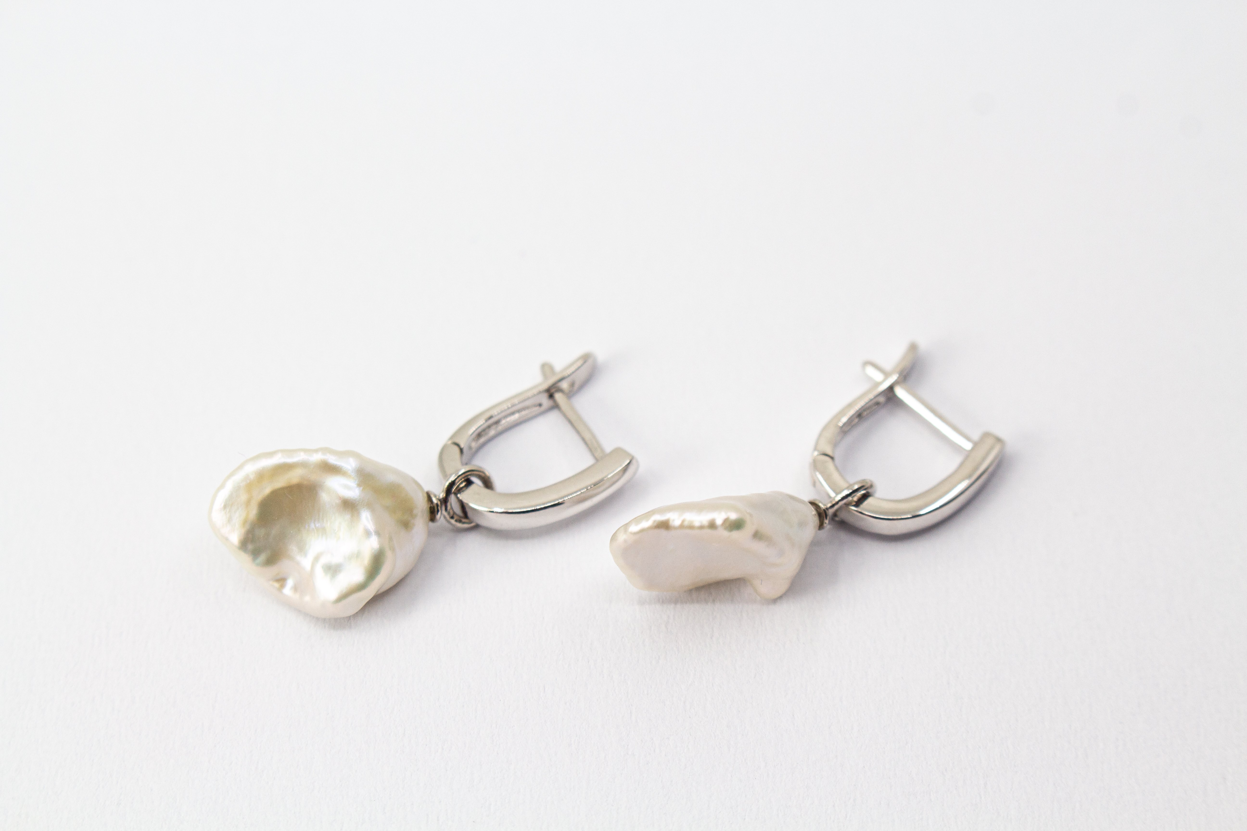 Elegante Wechselcreolen aus rhodiniertem 925er Sterlingsilber mit barocken Keshiperlen-Anhängern