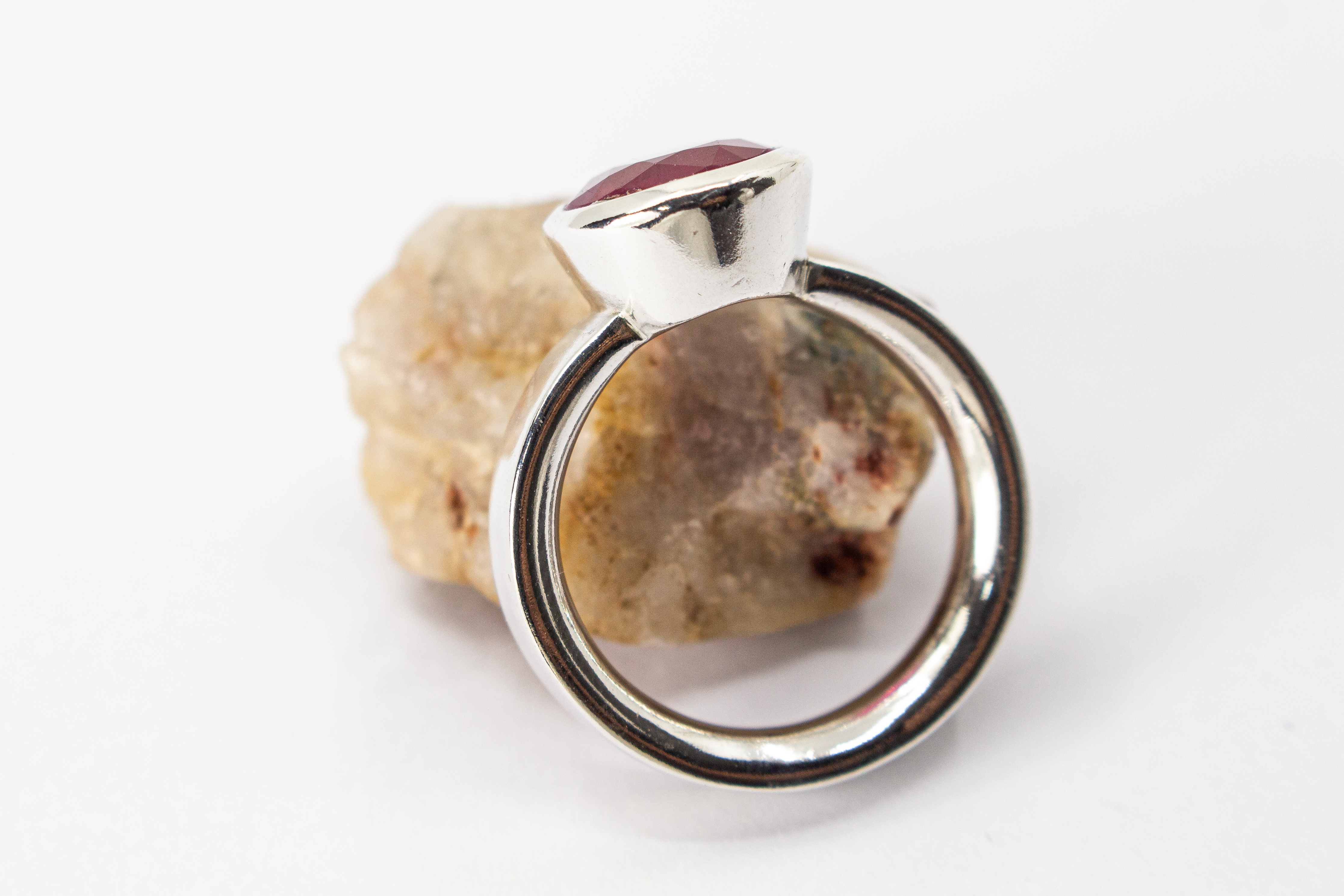 925er Sterlingsilber Ring „Rubinzauber“ mit großem oval facettiertem Rubin in eleganter Silberfassung.