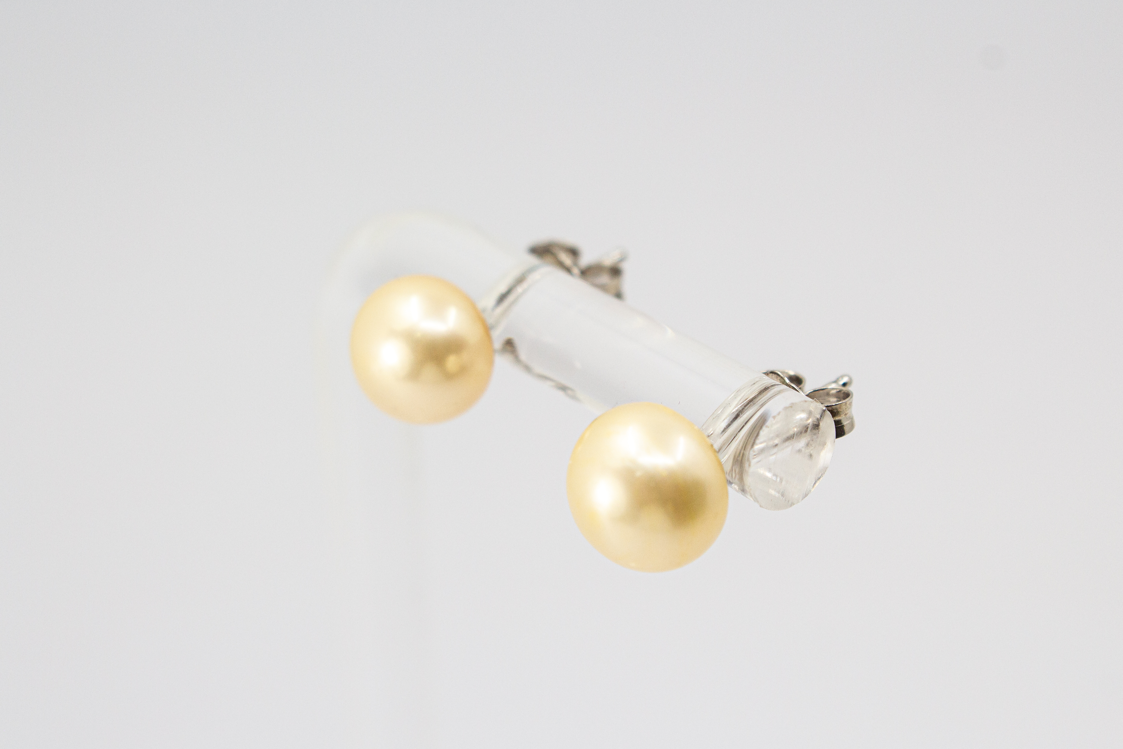 Elegante Ohrstecker „Champagnerperle“ aus 925er Sterlingsilber mit hellgelben Süßwasserzuchtperlen und feinem champagnerfarbenem Schimmer.