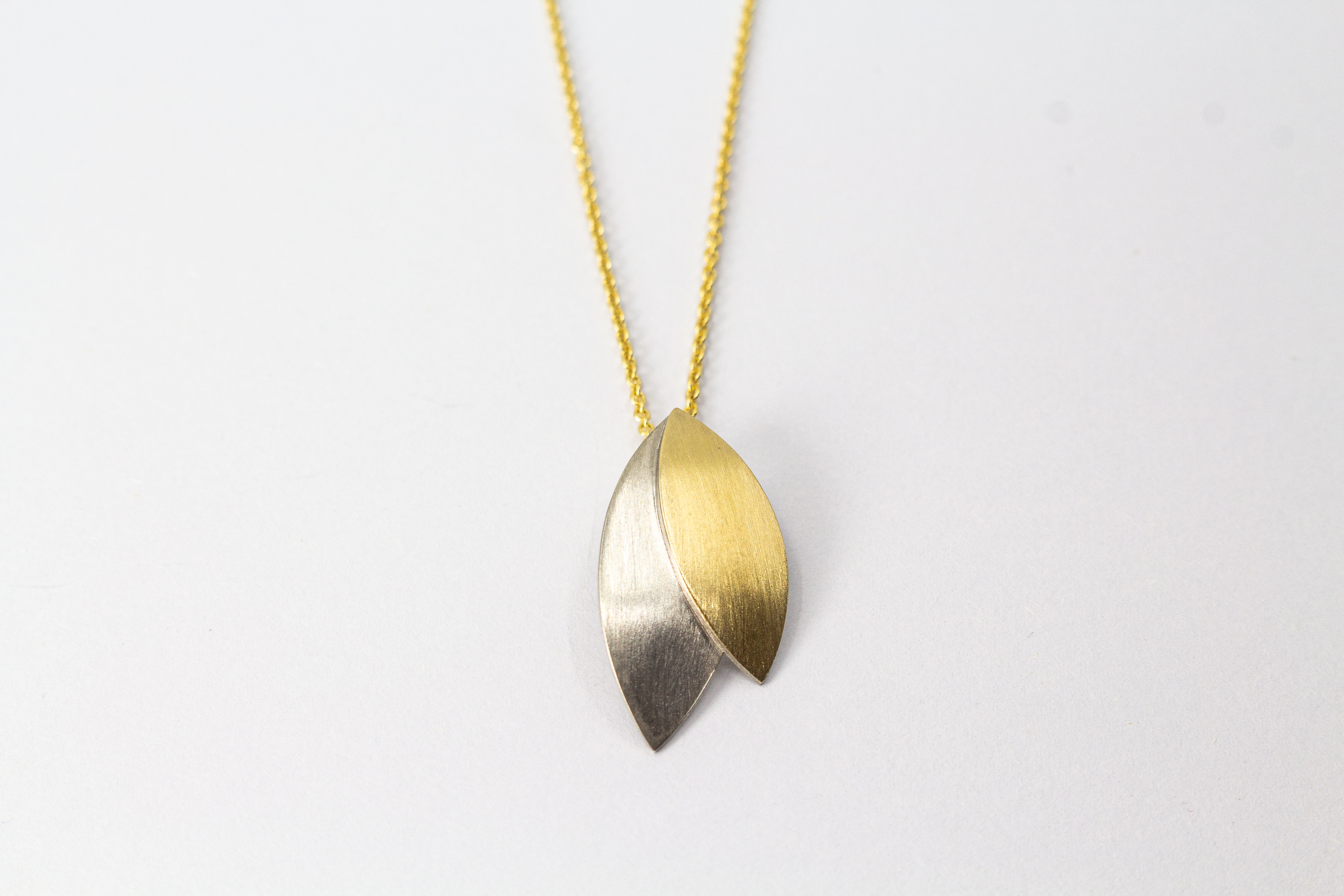 Kette „Blattgold“ aus 925er Sterlingsilber mit Feingoldbelötung und zweifarbigem Anhänger in filigraner Blattform.