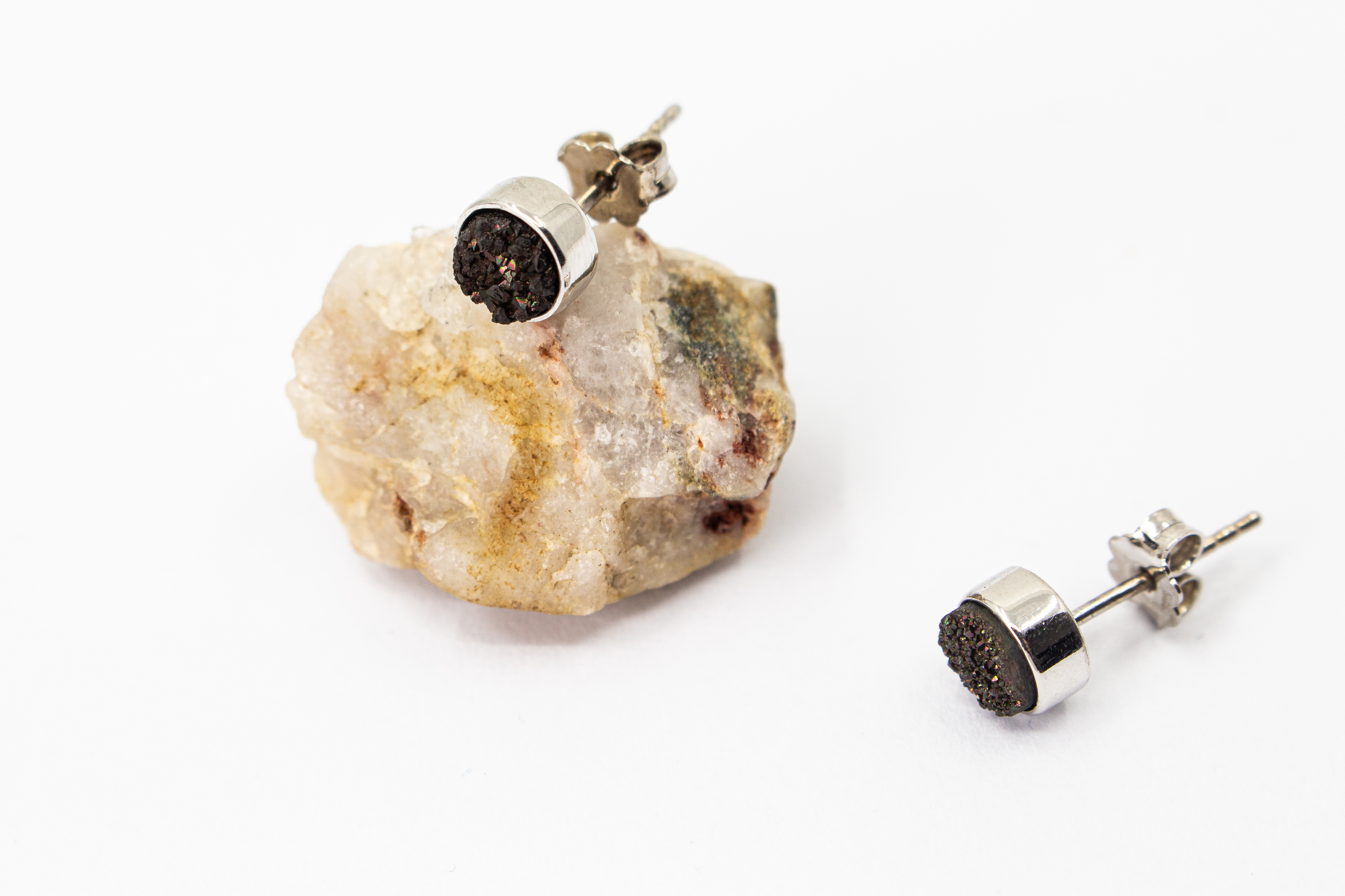 Ohrstecker „Erdenfeuer“ – Dunkle Achatdruse in Silber