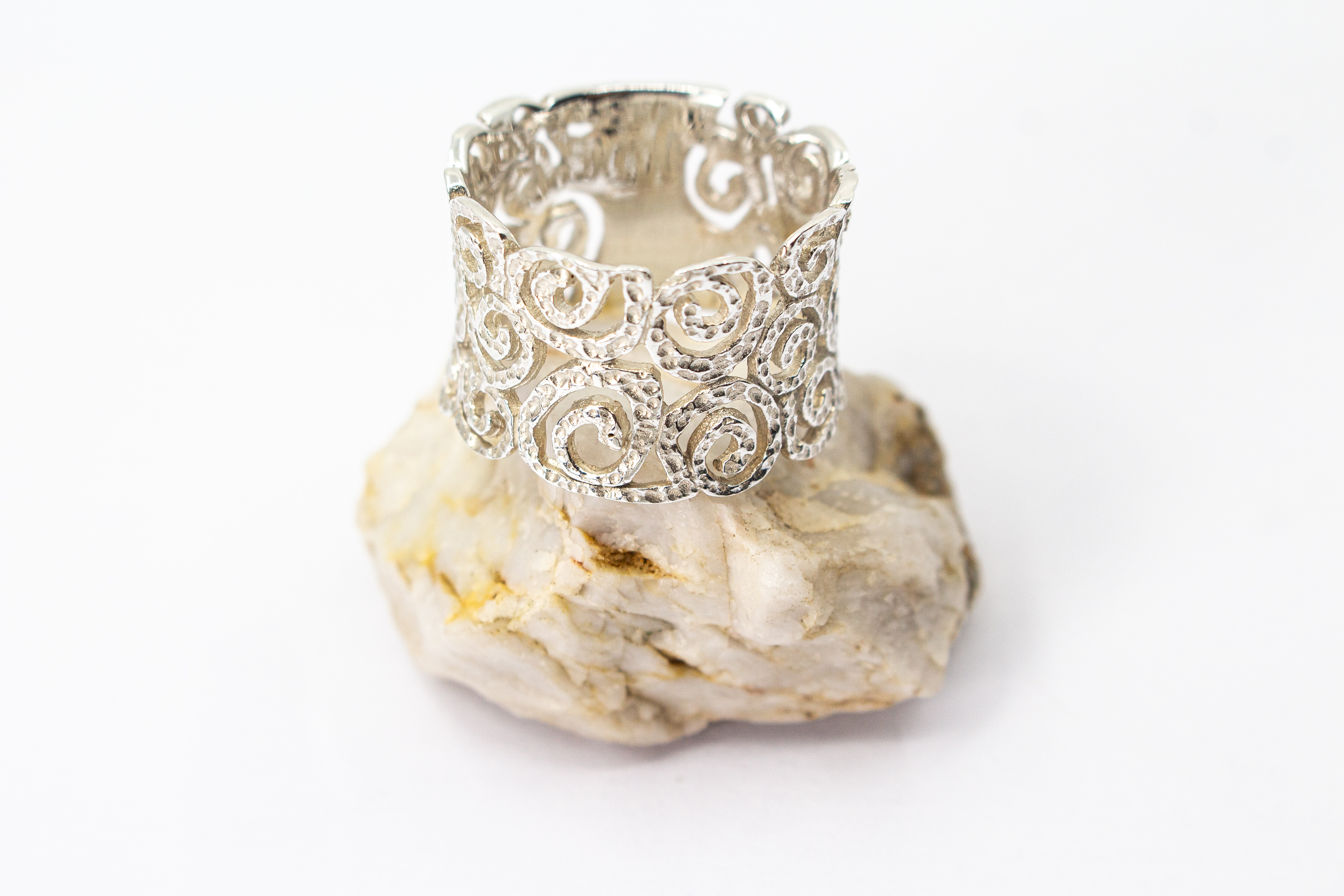 Breiter, filigraner Statement-Ring aus 925 Sterling Silber mit detailliertem Spiral- und Ornament-Muster von der Goldschmiede Regina Kraus