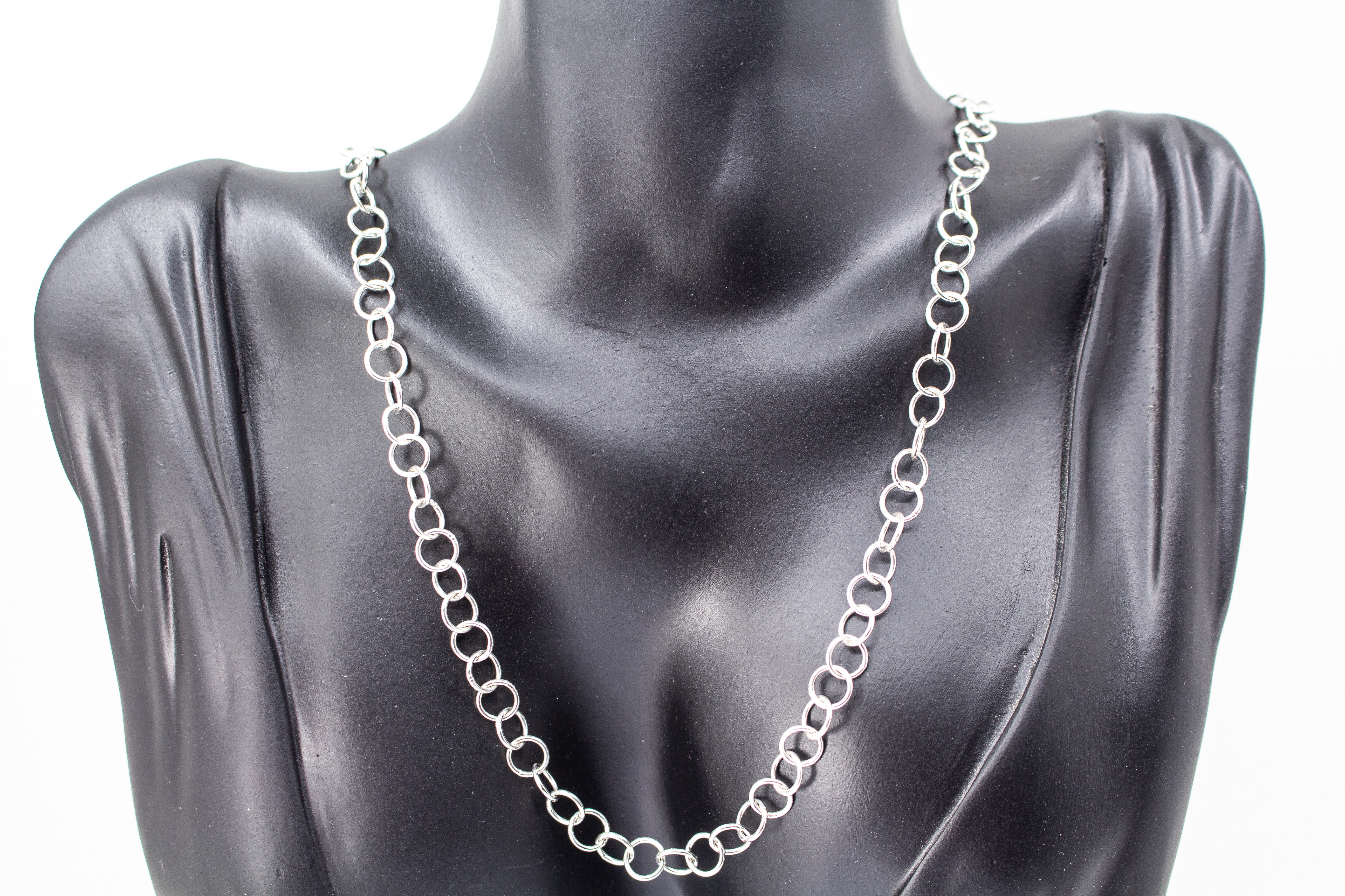 Handgefertigte Gliederkette aus poliertem 925 Sterlingsilber, zeitloser Halsschmuck der Goldschmiede Regina Kraus mit filigranen, runden Elementen
