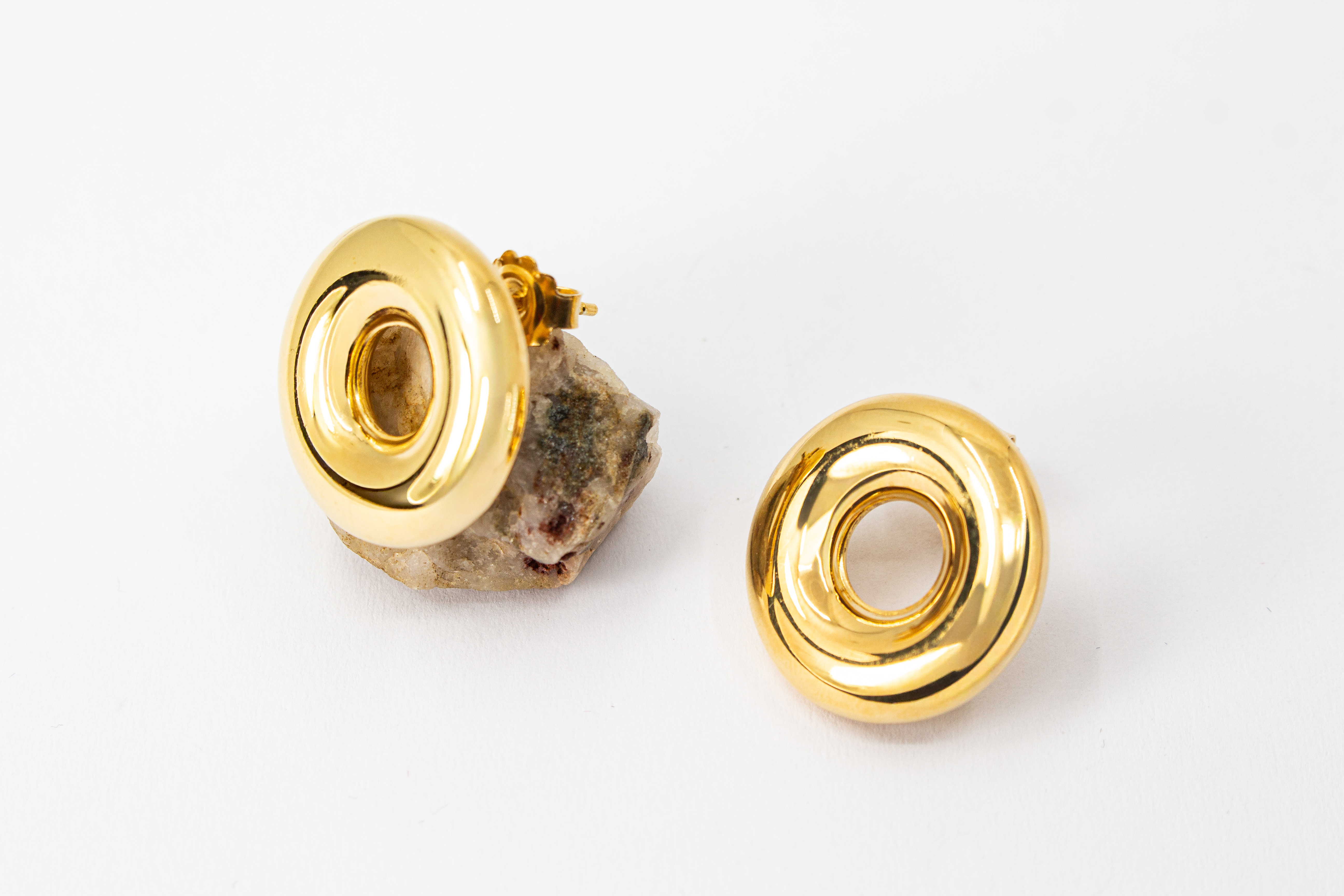 Moderne, runde Statement-Ohrstecker „Moon“ von Diva Gioielli aus glänzend vergoldetem 925er Silber