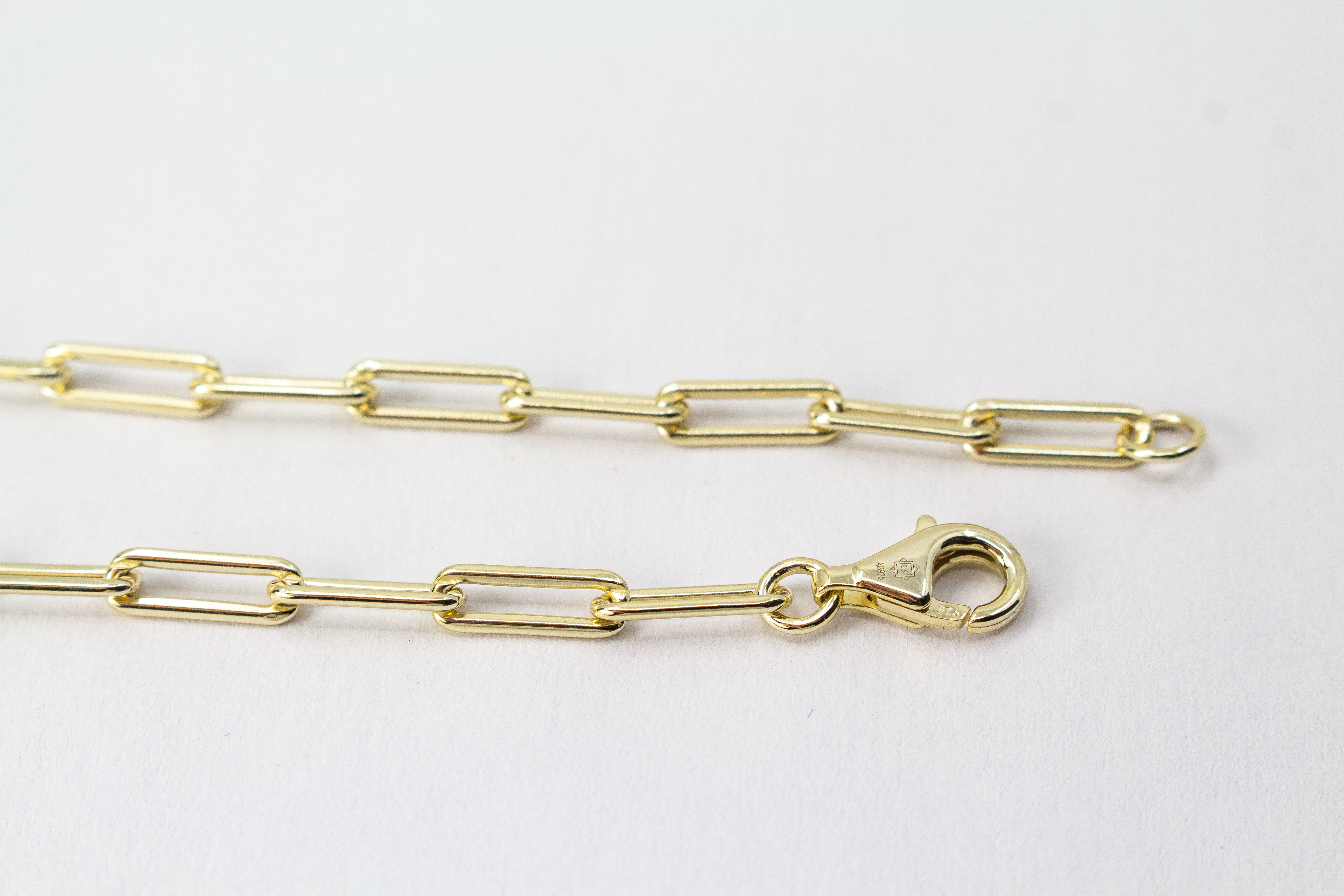Eine filigrane, hochwertig gelbvergoldete Halskette aus 925er Sterlingsilber von der Goldschmiede Regina Kraus. Als Anhänger dient eine edle, weiße Barock-Zuchtperle mit ihrer typischen, unregelmäßig gewachsenen Form und einem intensiv schimmernden Lüster