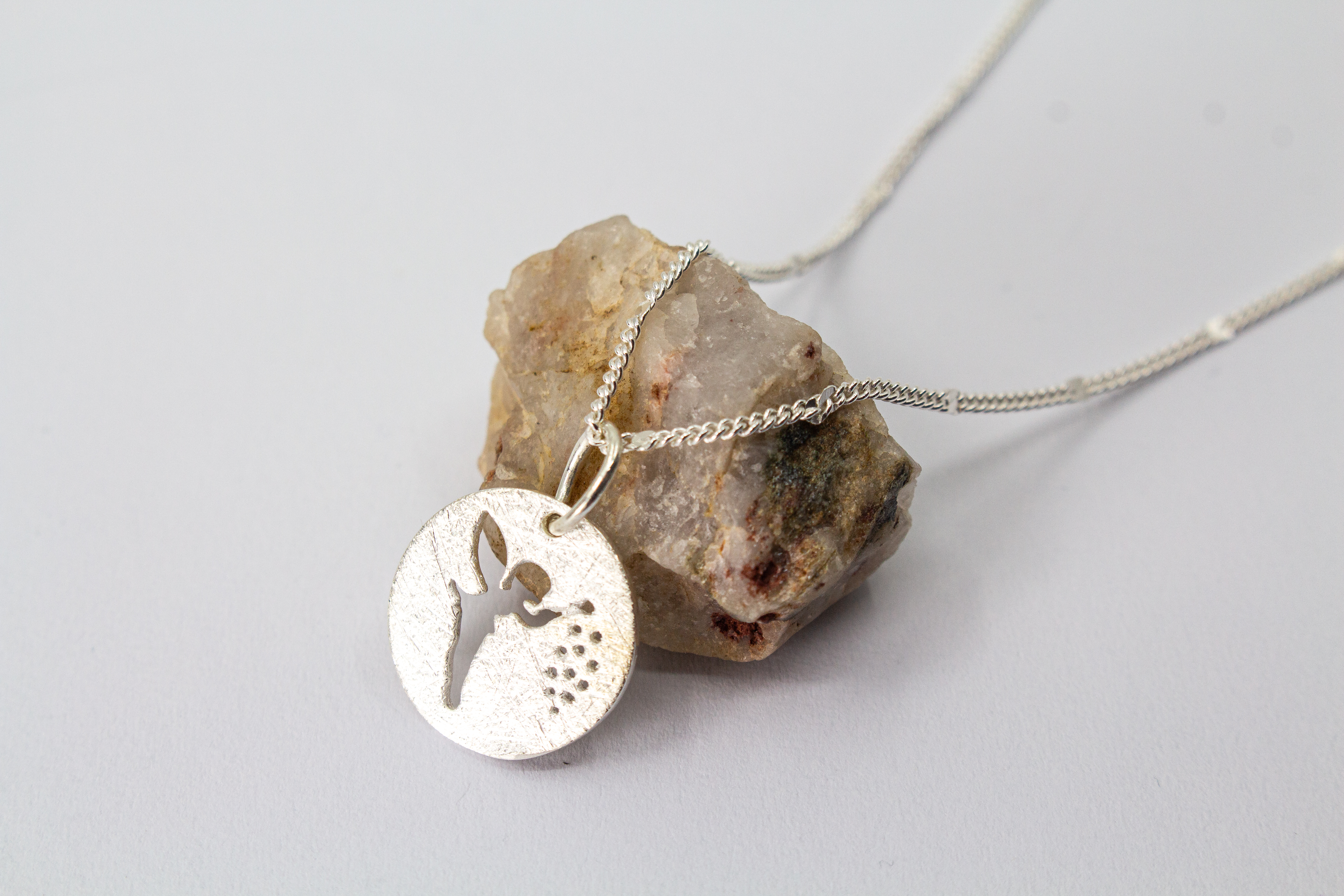 Zarte Halskette aus 925er Sterlingsilber mit rundem Anhänger, Fee und Pusteblume-Motiv, handgefertigt von Goldschmiede Regina Kraus.