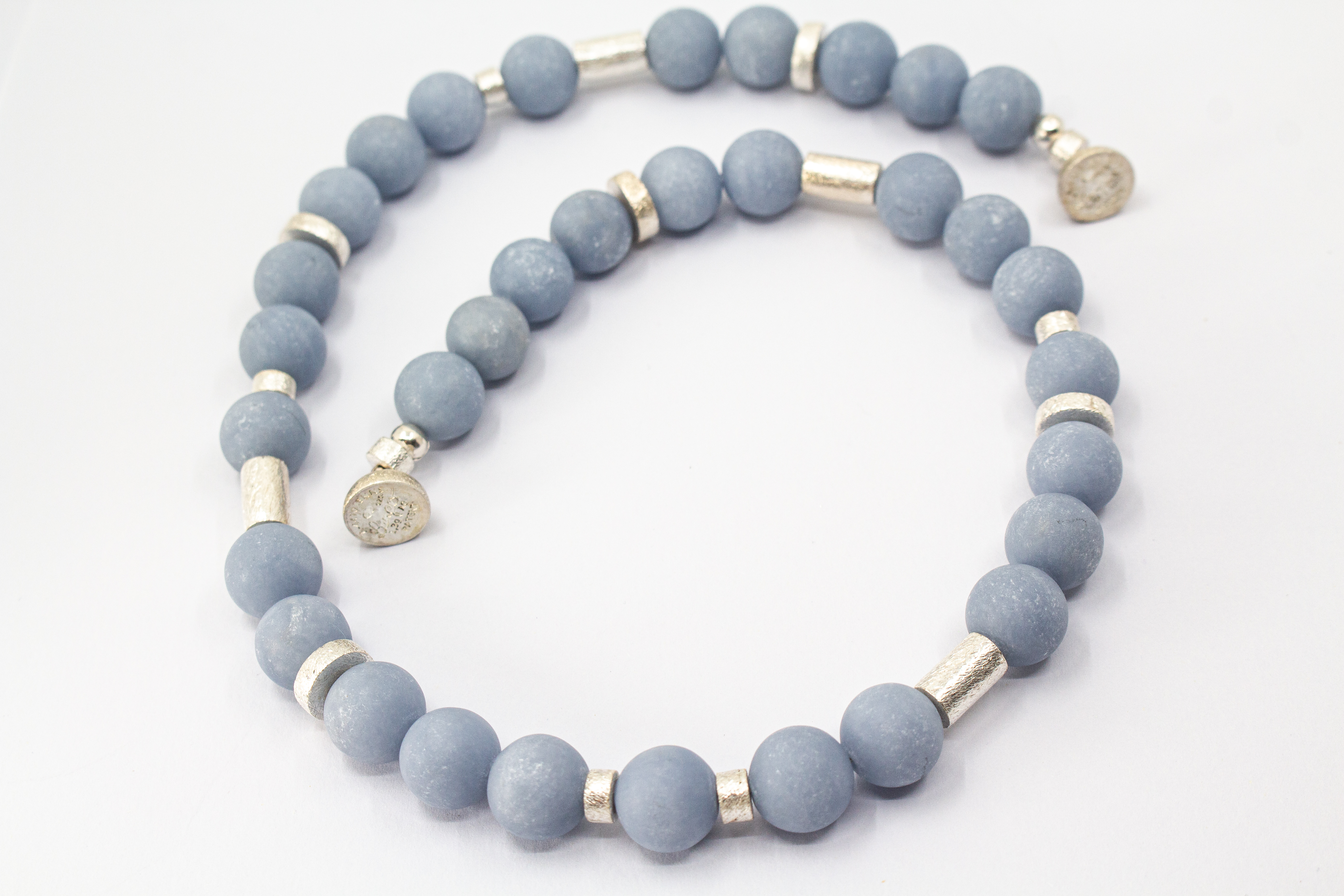 Handgefertigte Angelit Halskette „Himmelsruhe“ mit mattierten hellblauen Angelit-Perlen und Zwischenteilen aus 925er Sterlingsilber.