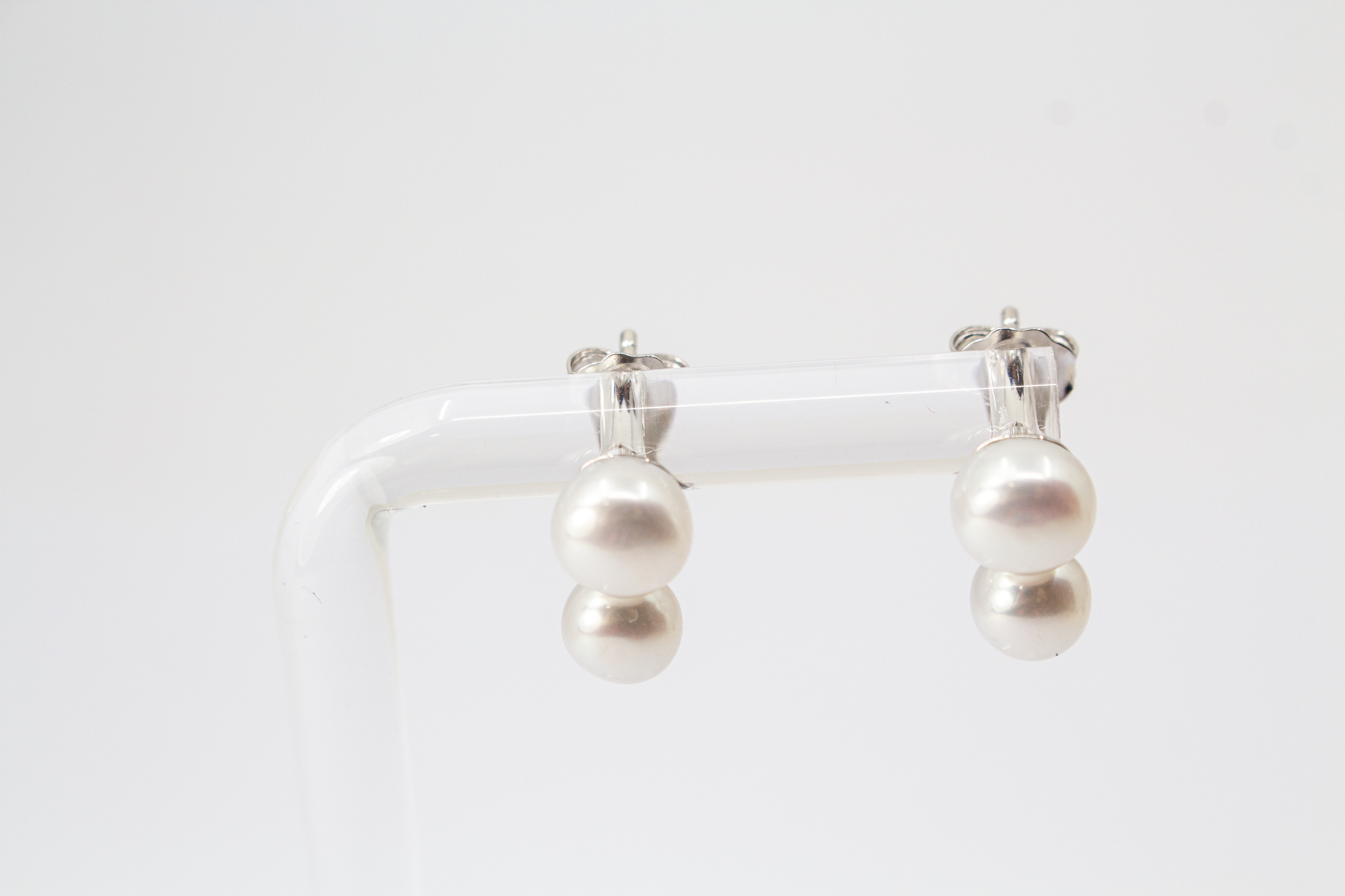 Moderne Doppel-Perlenohrstecker aus rhodiniertem 925er Sterlingsilber mit zwei echten weißen Süßwasserzuchtperlen untereinander