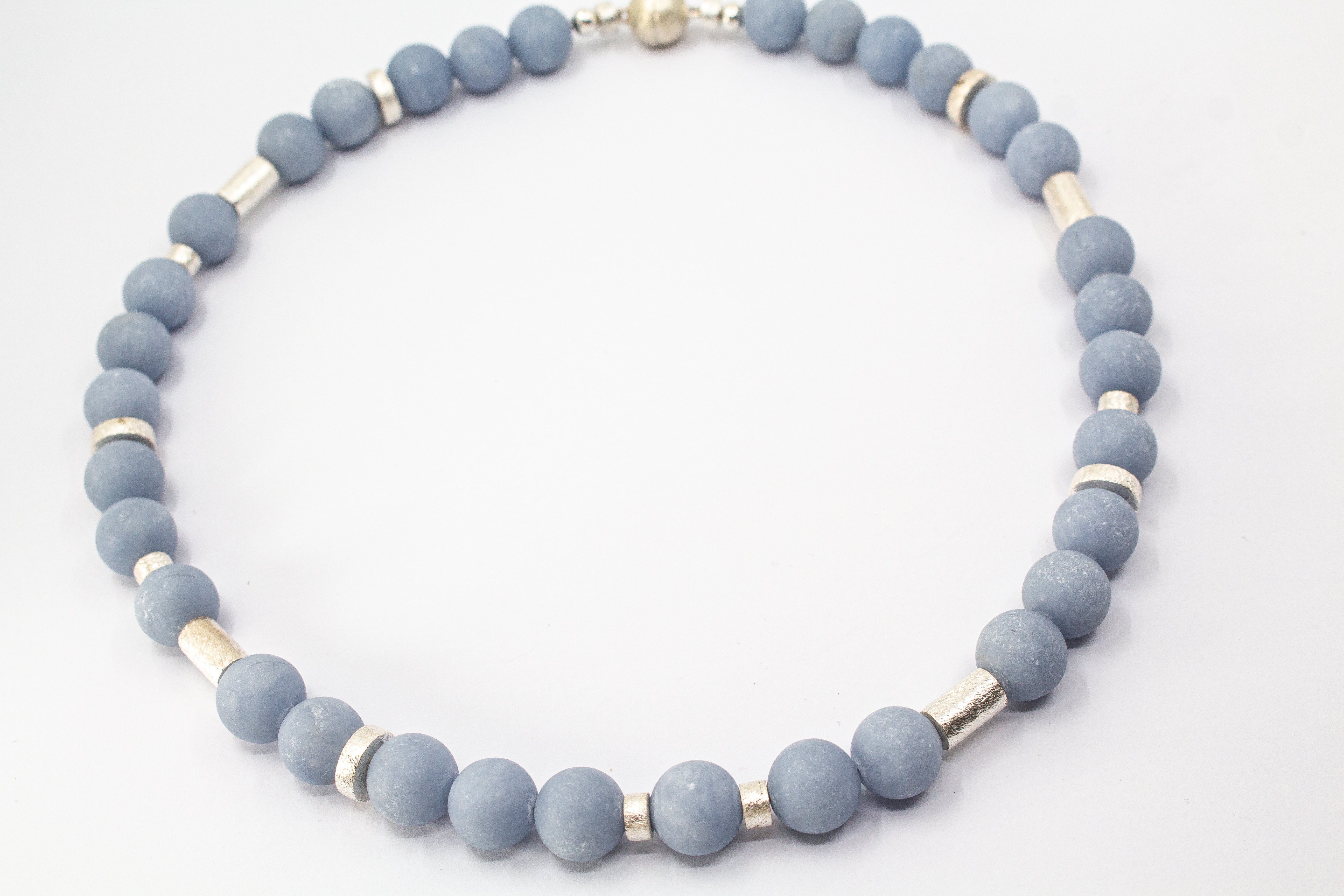 Handgefertigte Angelit Halskette „Himmelsruhe“ mit mattierten hellblauen Angelit-Perlen und Zwischenteilen aus 925er Sterlingsilber.