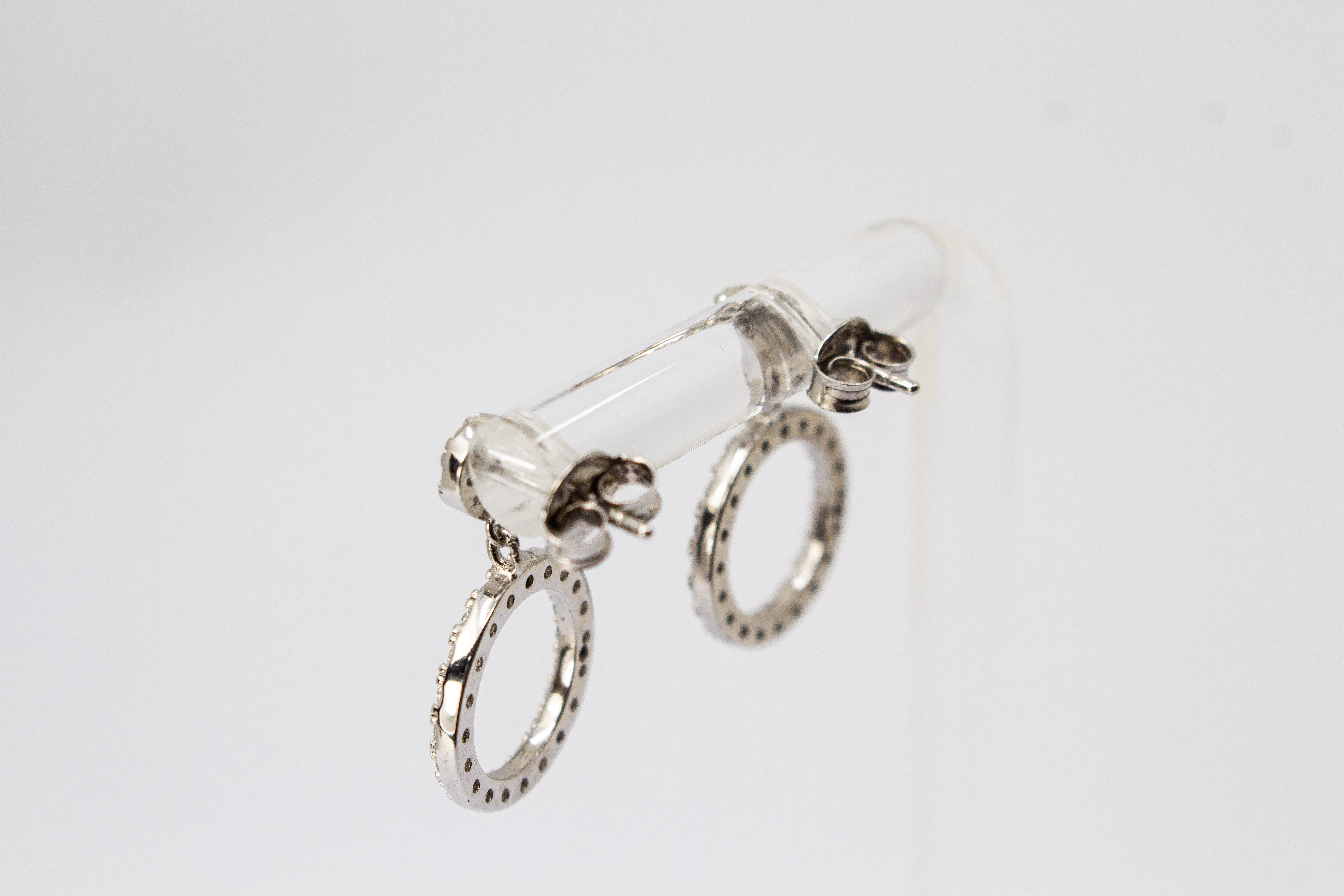 Elegante Ohrstecker aus rhodiniertem 925er Silber mit einem großen, rundum mit Zirkonia besetzten Kreis-Anhänger im Onlineshop von Goldschmiede Regina Kraus.