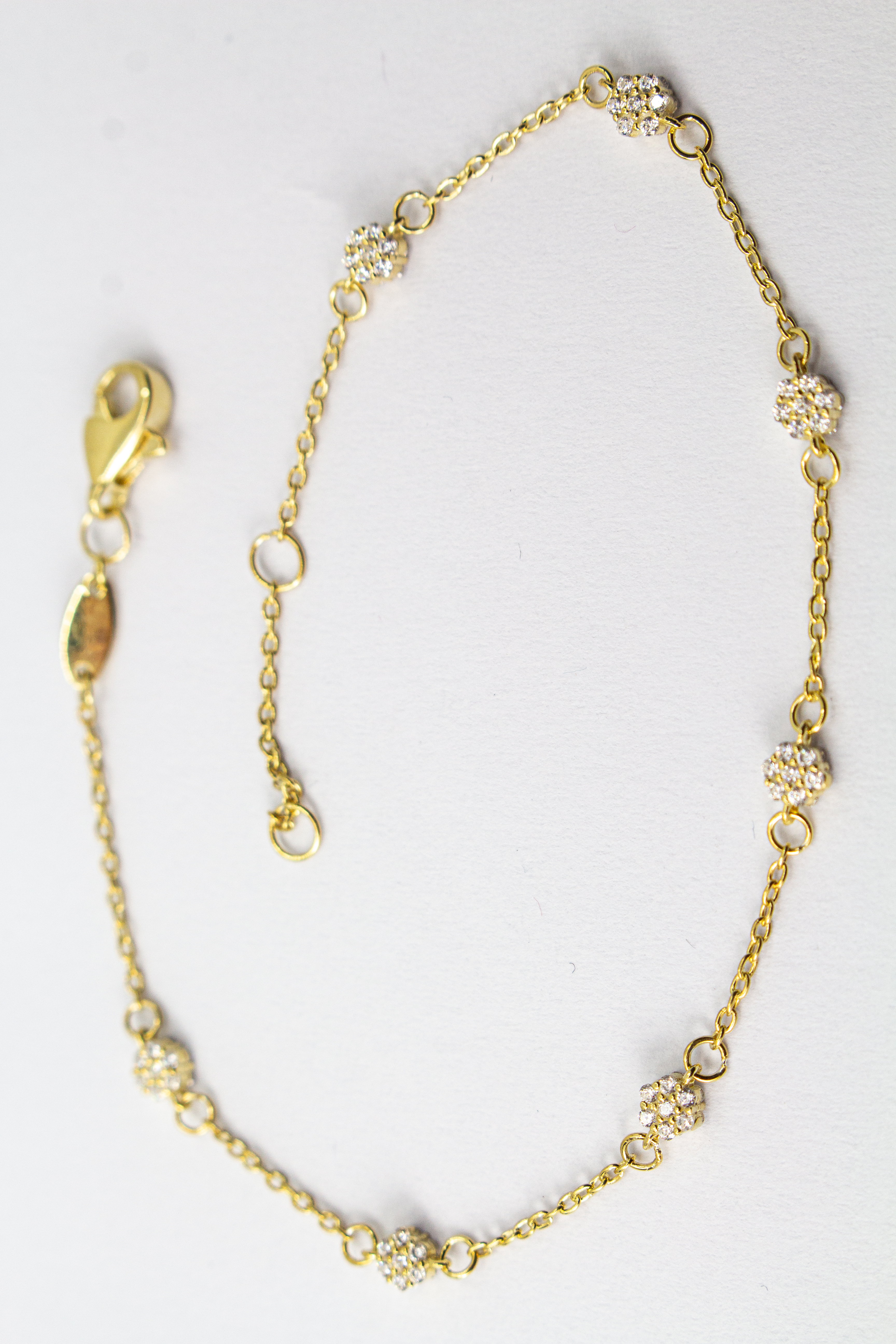 Zartes Armband der Goldschmiede Regina Kraus aus vergoldetem 925er Silber mit sieben rundgefassten, funkelnden Zirkonia-Steinen in regelmäßigen Abständen