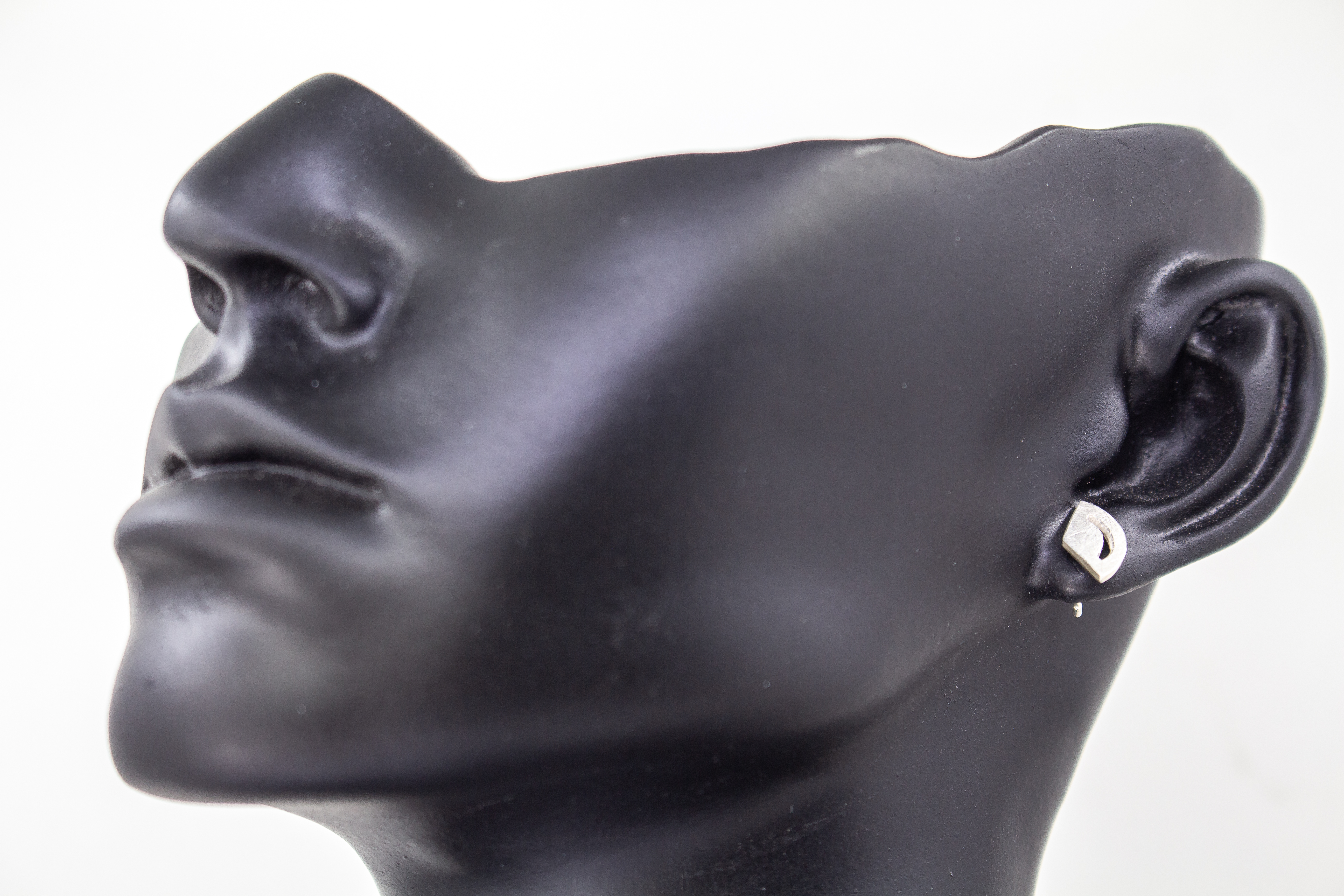 Paar geometrische Ohrstecker aus matt gebürstetem 925 Sterling Silber im modernen Cut-Out-Design