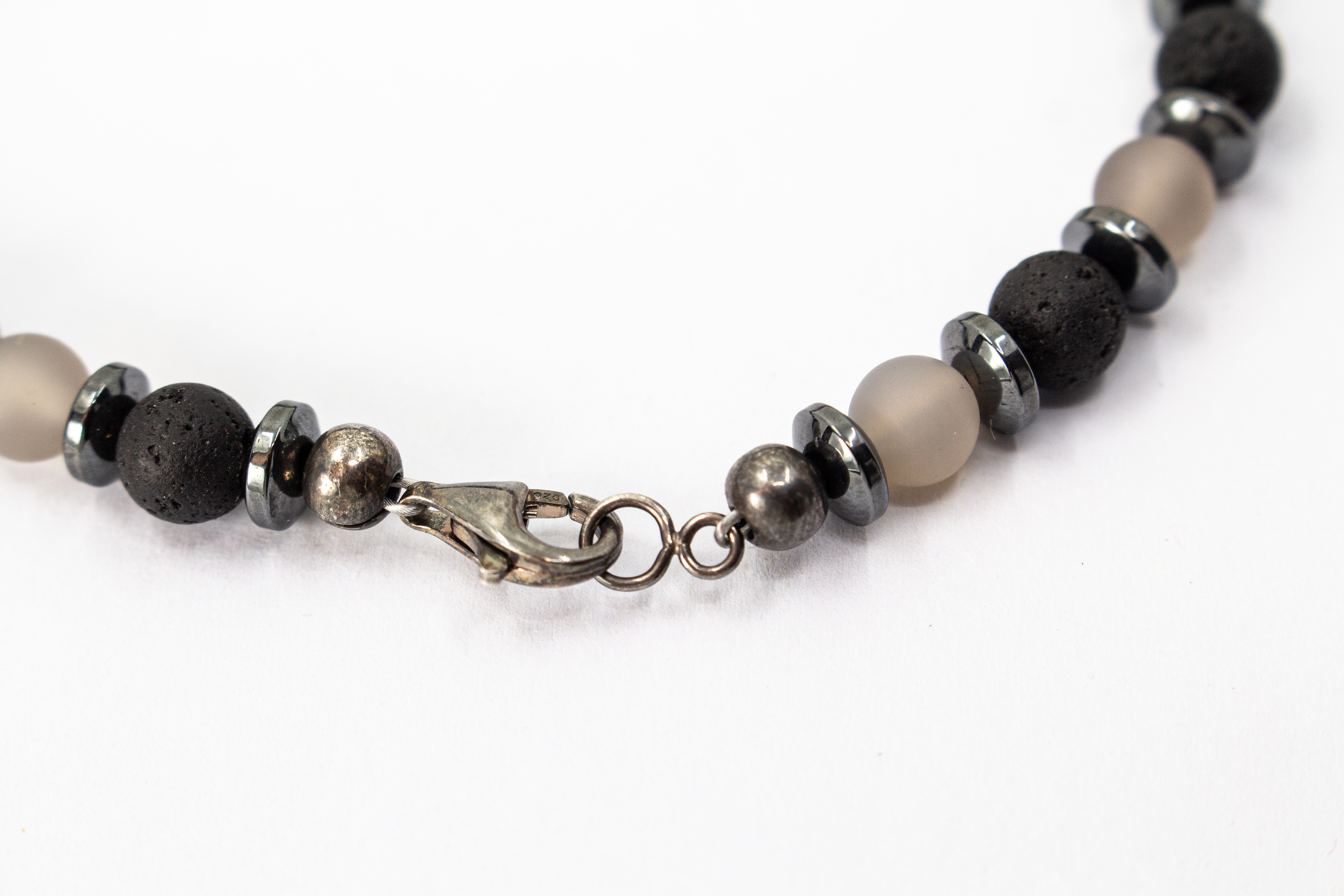 Herrenarmband „Erdstille“ aus mattem Achat, Lavastein und Hämatit mit geschwärztem Karabiner aus 925er Sterlingsilber.