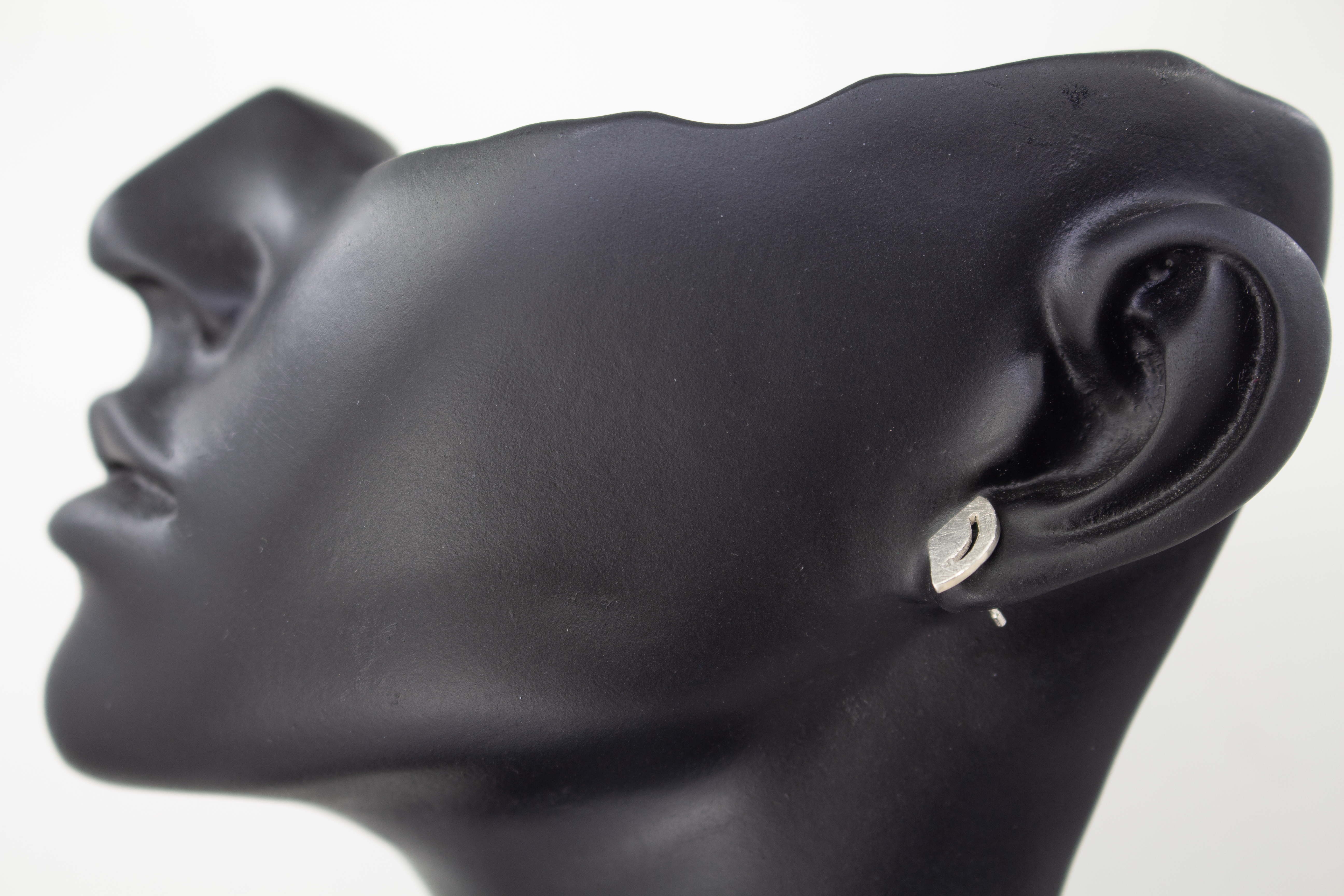Paar geometrische Ohrstecker aus matt gebürstetem 925 Sterling Silber im modernen Cut-Out-Design