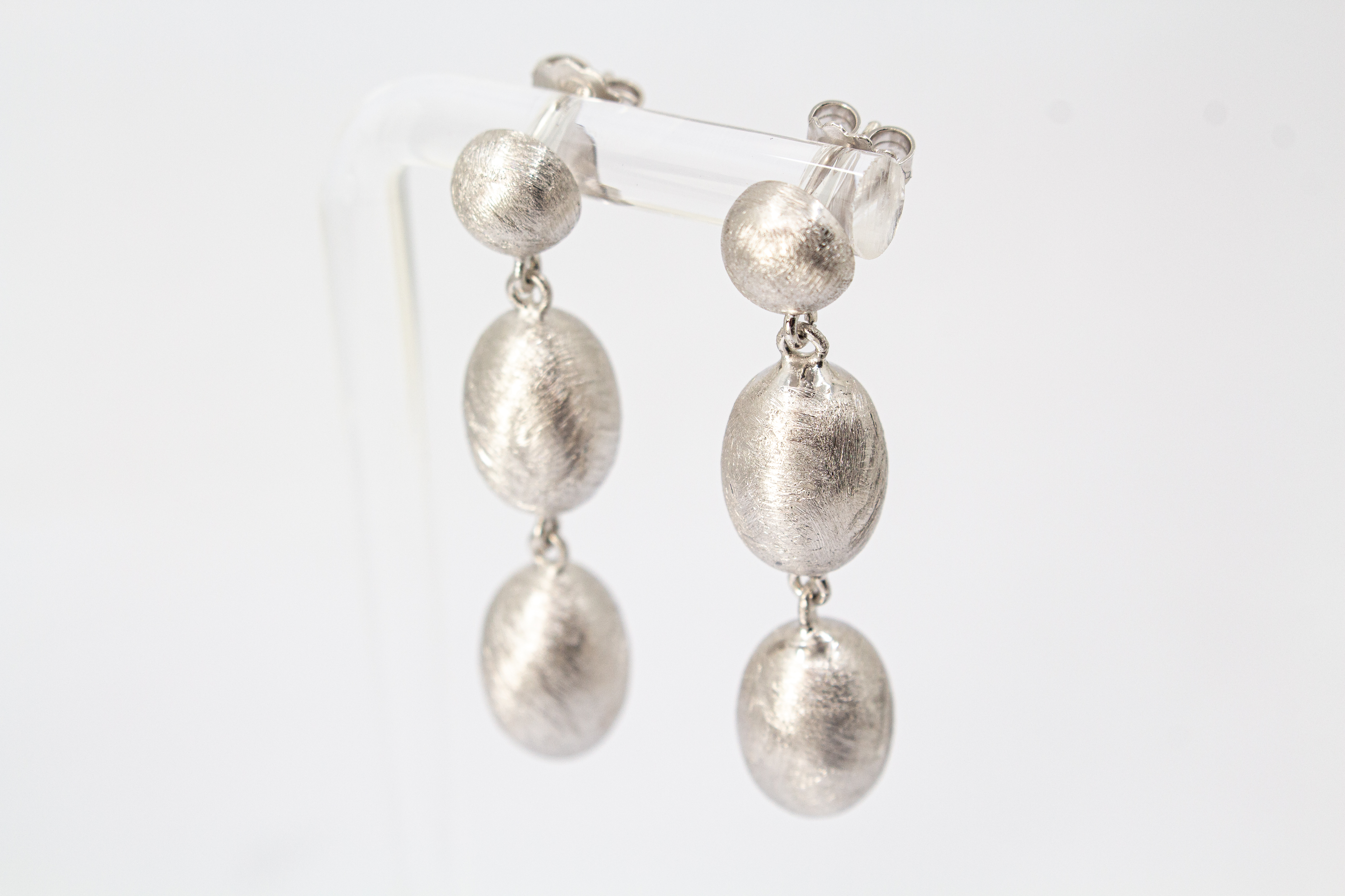 Dreiteilige Design-Ohrhänger aus der italienischen Manufaktur Diva Gioielli, gefertigt aus rhodiniertem 925 Sterling Silber mit fein mattierten, eiförmigen Elementen, erhältlich im Onlineshop der Goldschmiede Regina Kraus.