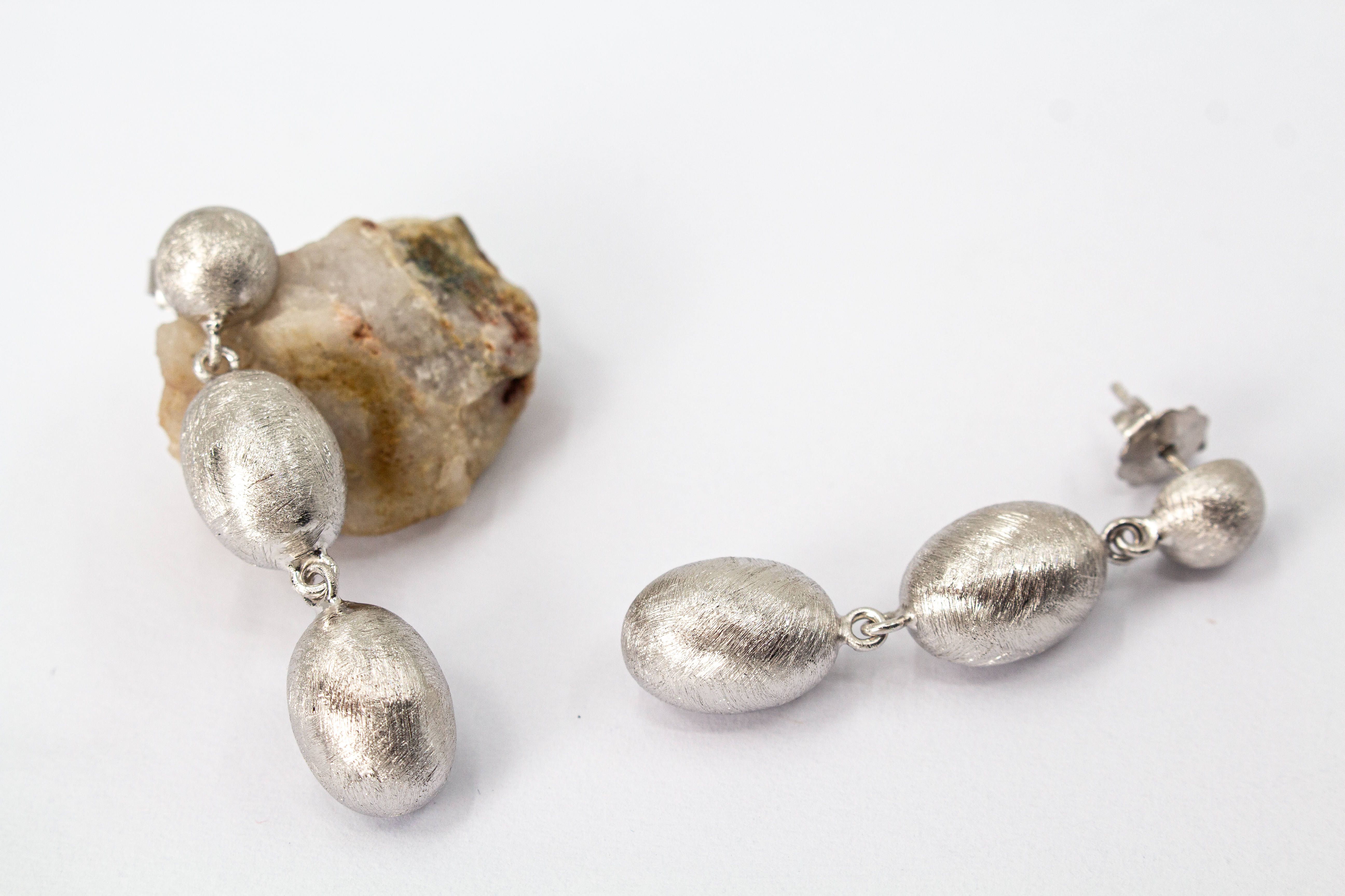 Dreiteilige Design-Ohrhänger aus der italienischen Manufaktur Diva Gioielli, gefertigt aus rhodiniertem 925 Sterling Silber mit fein mattierten, eiförmigen Elementen, erhältlich im Onlineshop der Goldschmiede Regina Kraus.