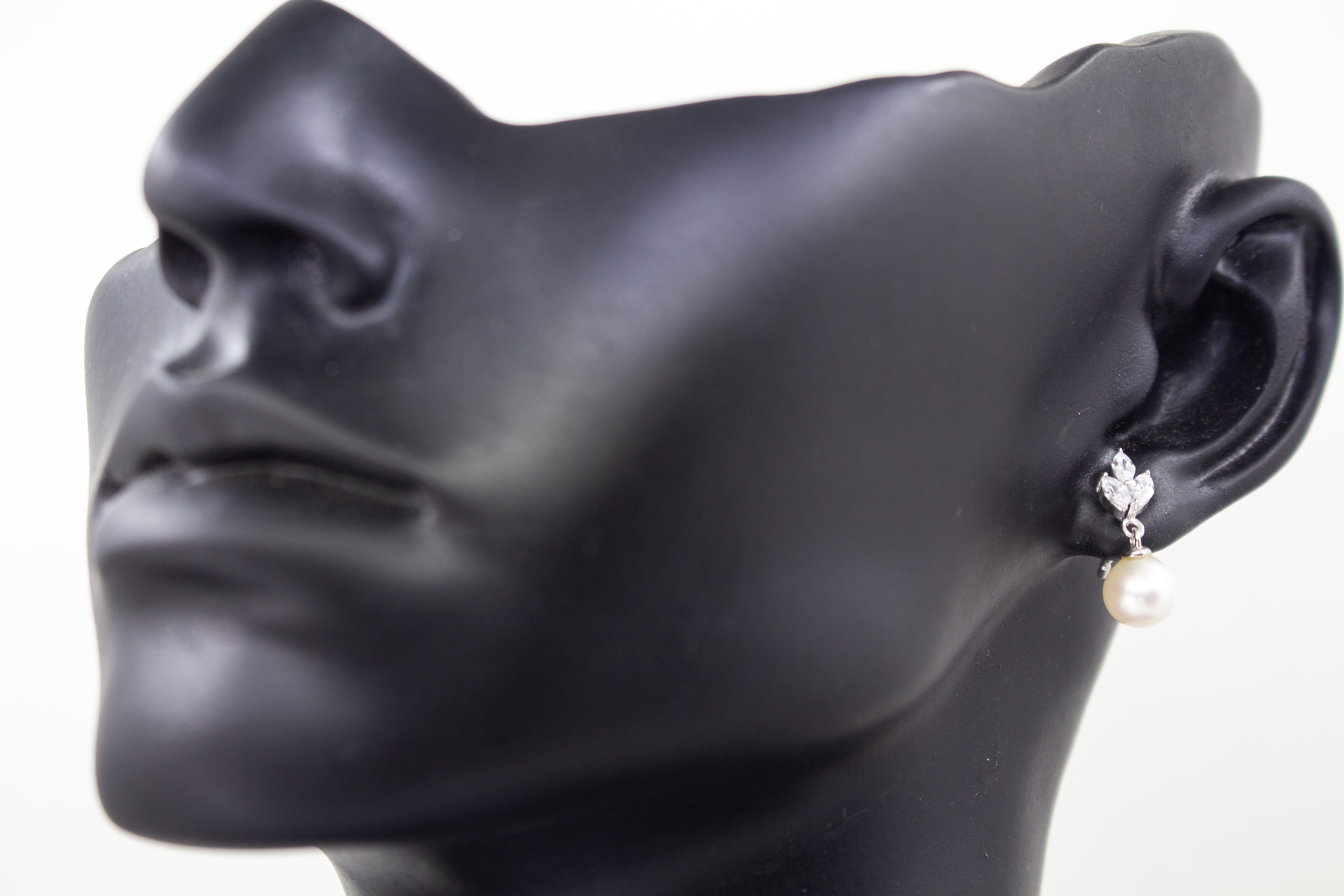 Paar elegante Braut-Ohrstecker „Knospe“ aus 925 Sterling Silber mit funkelnden Zirkonia-Steinen im Marquise-Schliff in Blätterform und frei beweglich angehängten, weißen Perlen