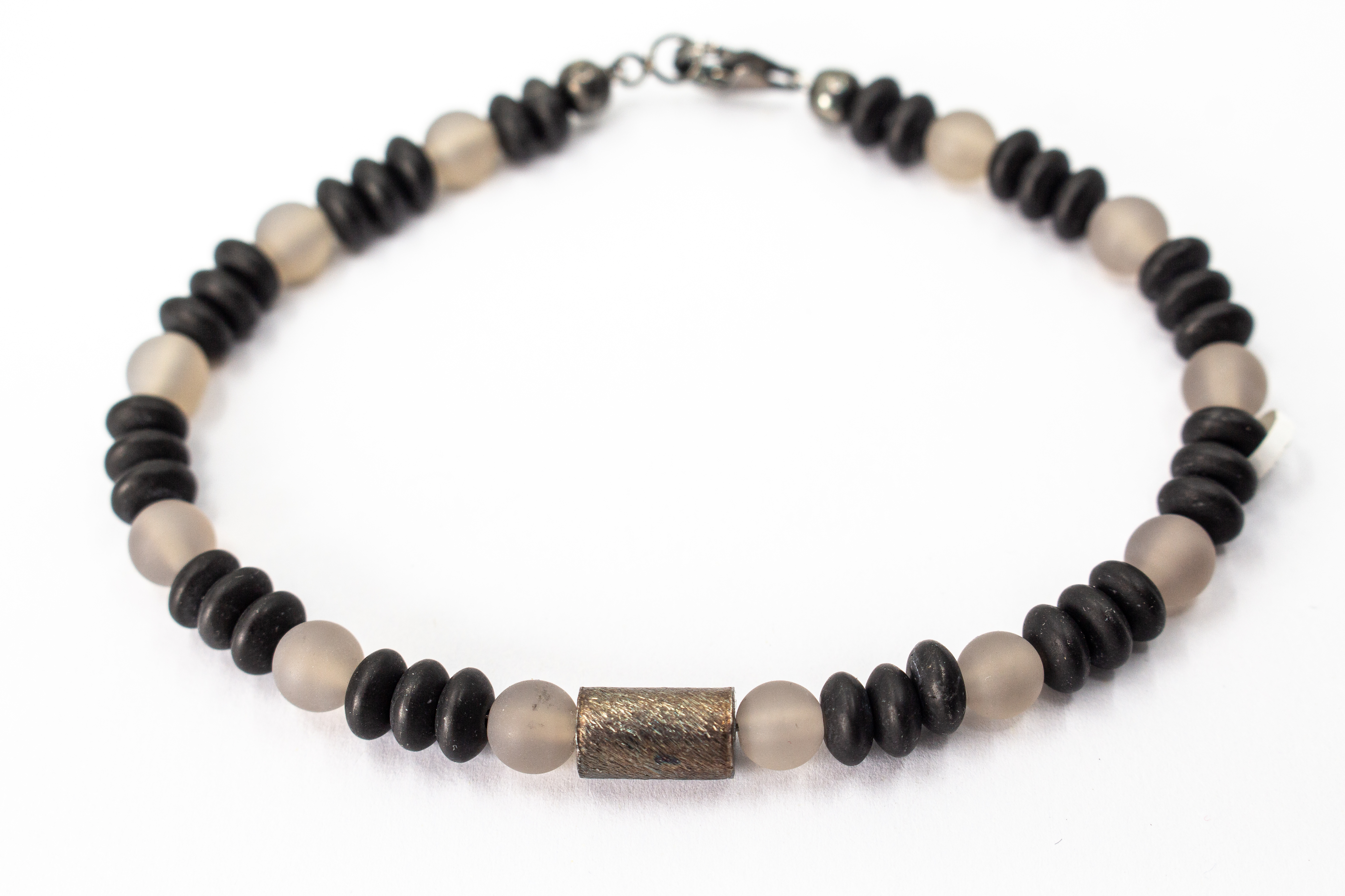 Herrenarmband „Vulkangrau“ aus matten Achat-Perlen und Lavasteinen mit markantem Element aus geschwärztem Silber.