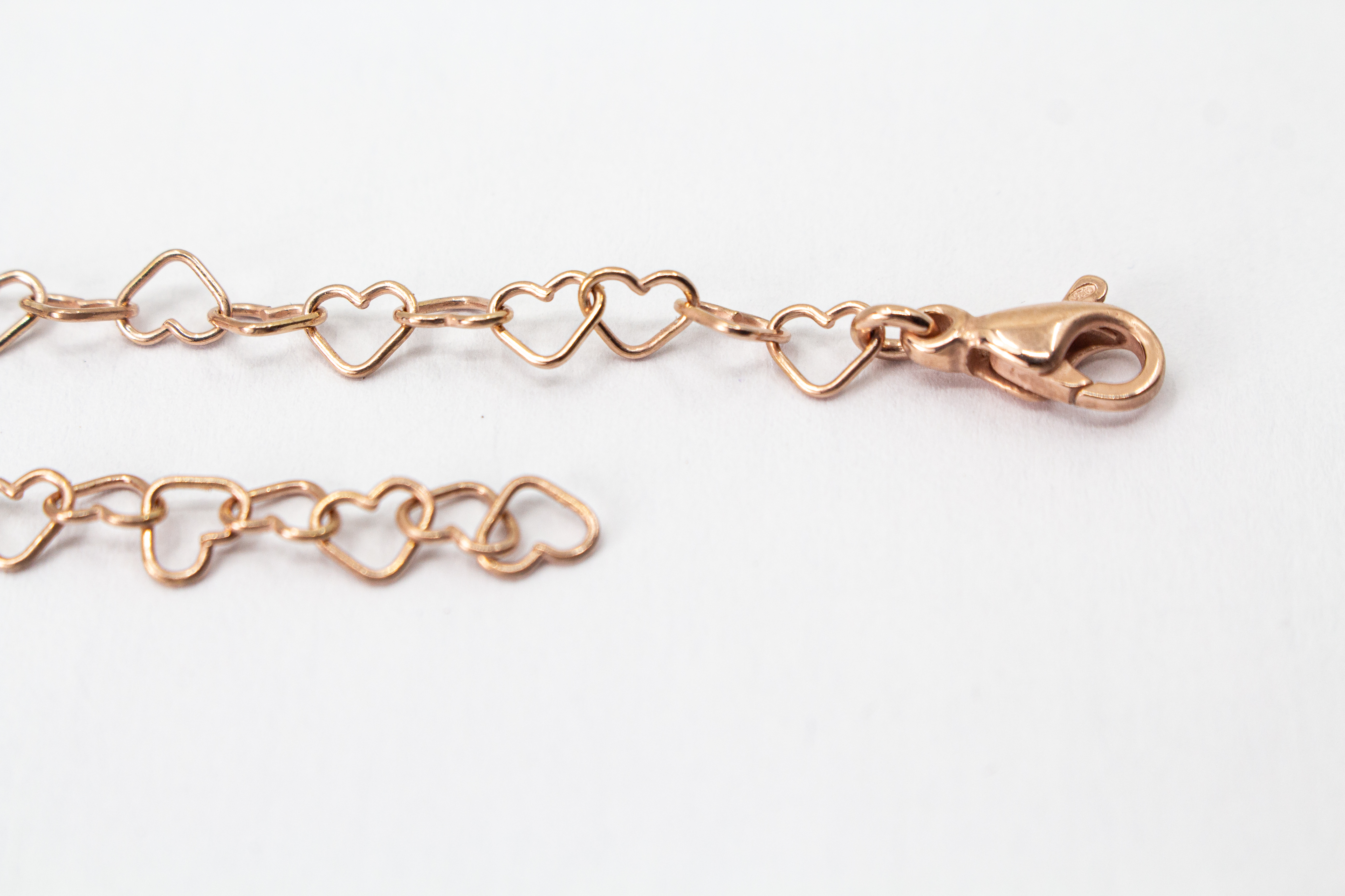 Filigranes Kettenglieder-Armband „Herz an Herz“ aus 20 Mikron rosé vergoldetem 925er Sterlingsilber, exklusiv erhältlich im Schmuck-Onlineshop der Goldschmiede Regina Kraus.