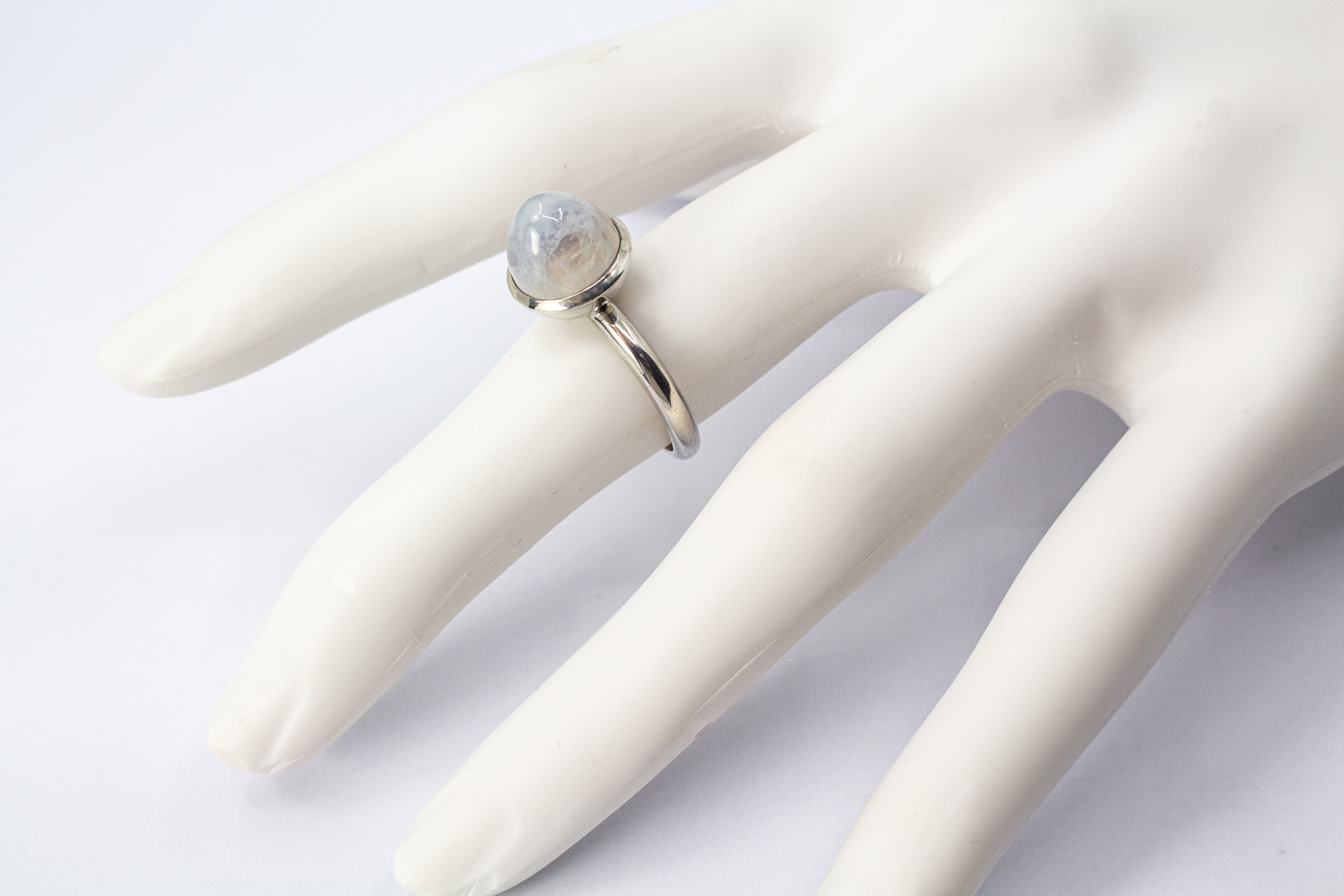 Eleganter Ring aus 925 Sterling Silber mit einem ovalen, schimmernden Mondstein Cabochon, erhältlich bei der Goldschmiede Regina Kraus.