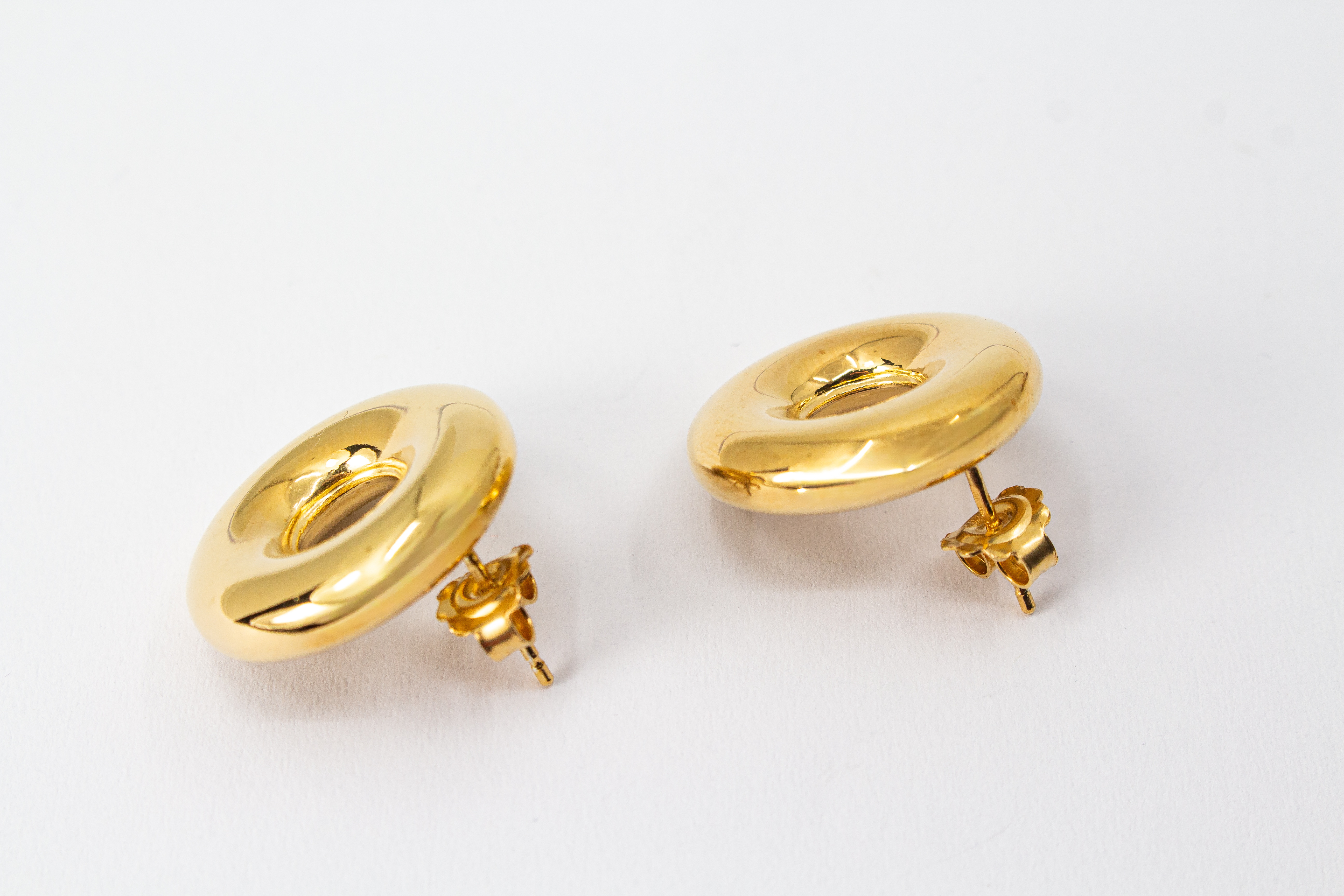 Moderne, runde Statement-Ohrstecker „Moon“ von Diva Gioielli aus glänzend vergoldetem 925er Silber