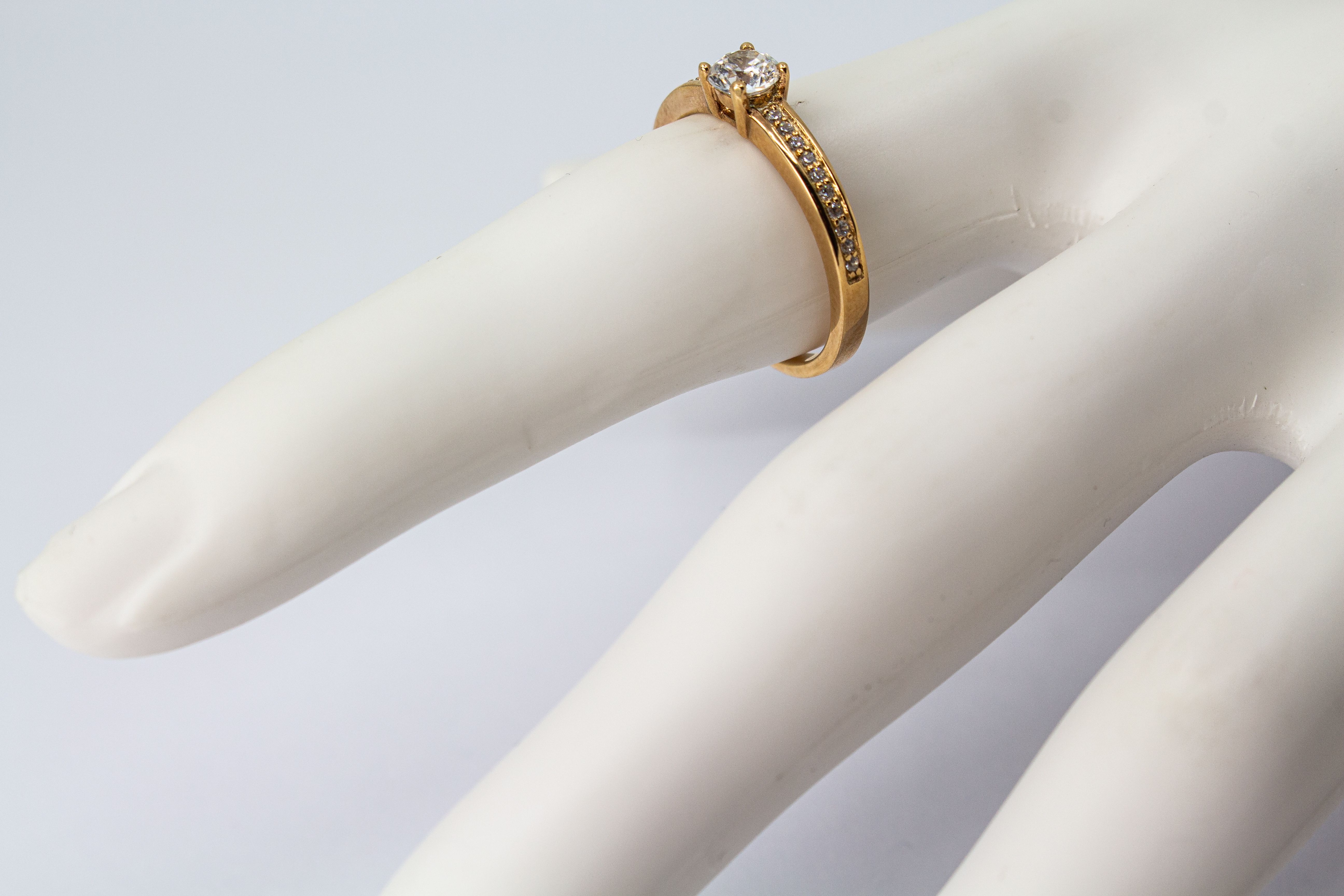 Eleganter Damenring aus rosévergoldetem 925 Sterling Silber mit einem großen, rund facettierten Zirkonia-Hauptstein in einer klassischen Vier-Krappenfassung und einer mit kleinen Zirkoniasteinen im Pavé-Stil besetzten Ringschiene aus dem Online-Shop der G