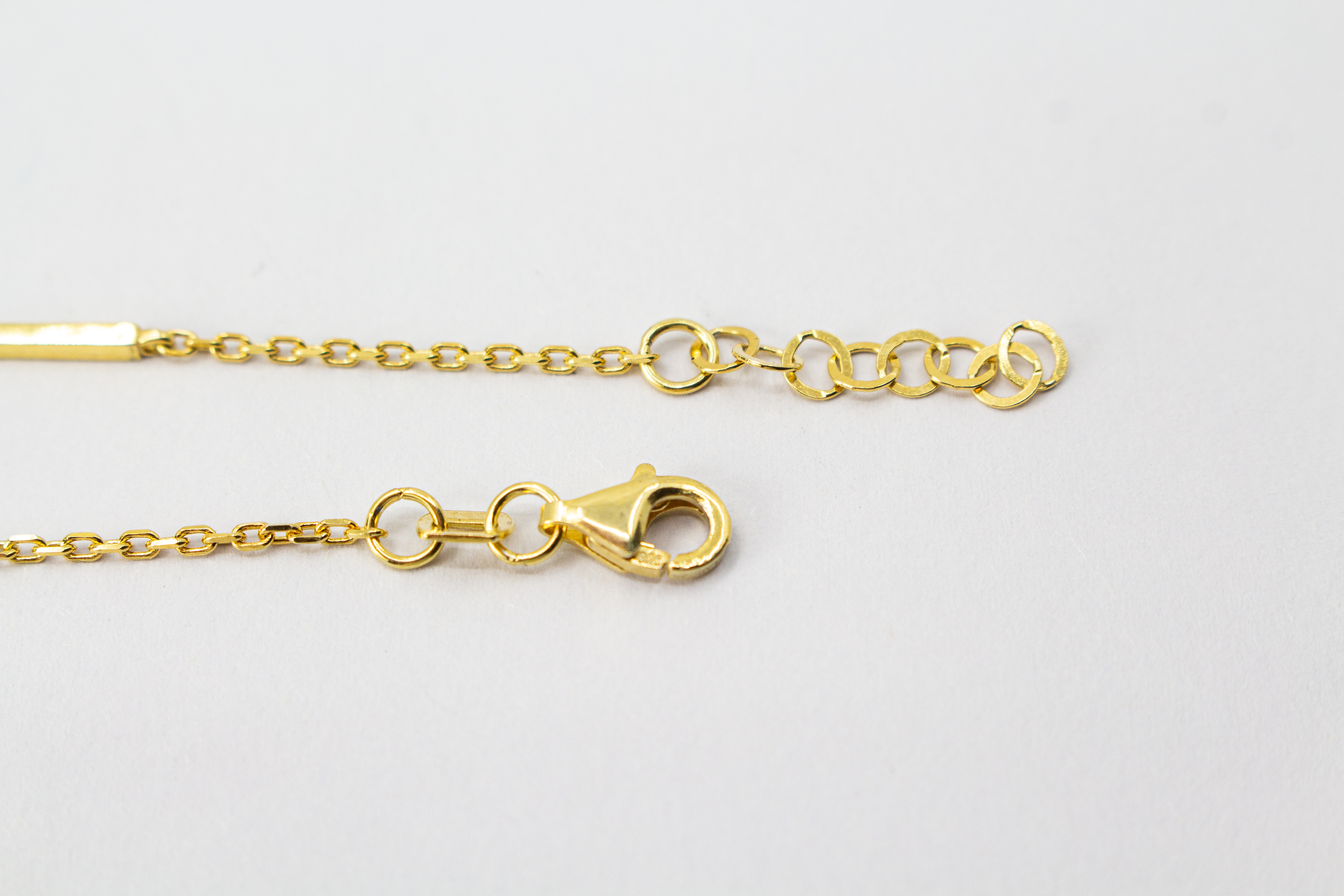 Filigranes, vergoldetes Damen-Armkettchen aus 925 Sterling Silber mit kleinen, rund gefassten Zirkonia-Steinen und glatten, minimalistischen Stäbchen-Elementen