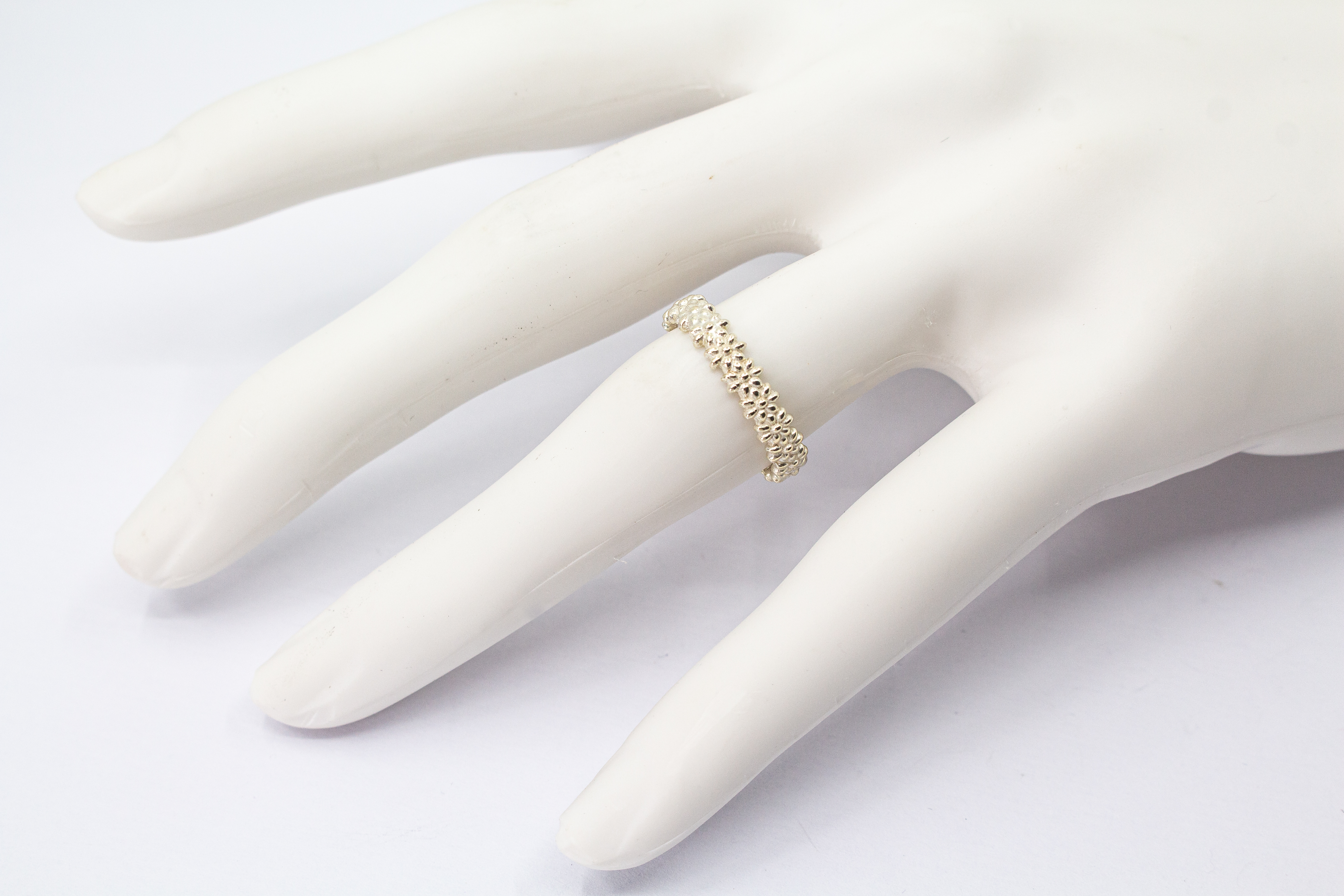 Schmaler, filigraner Ring aus 925 Sterling Silber mit einem rundherum verlaufenden, detaillierten Blütenmuster von der Goldschmiede Regina Kraus