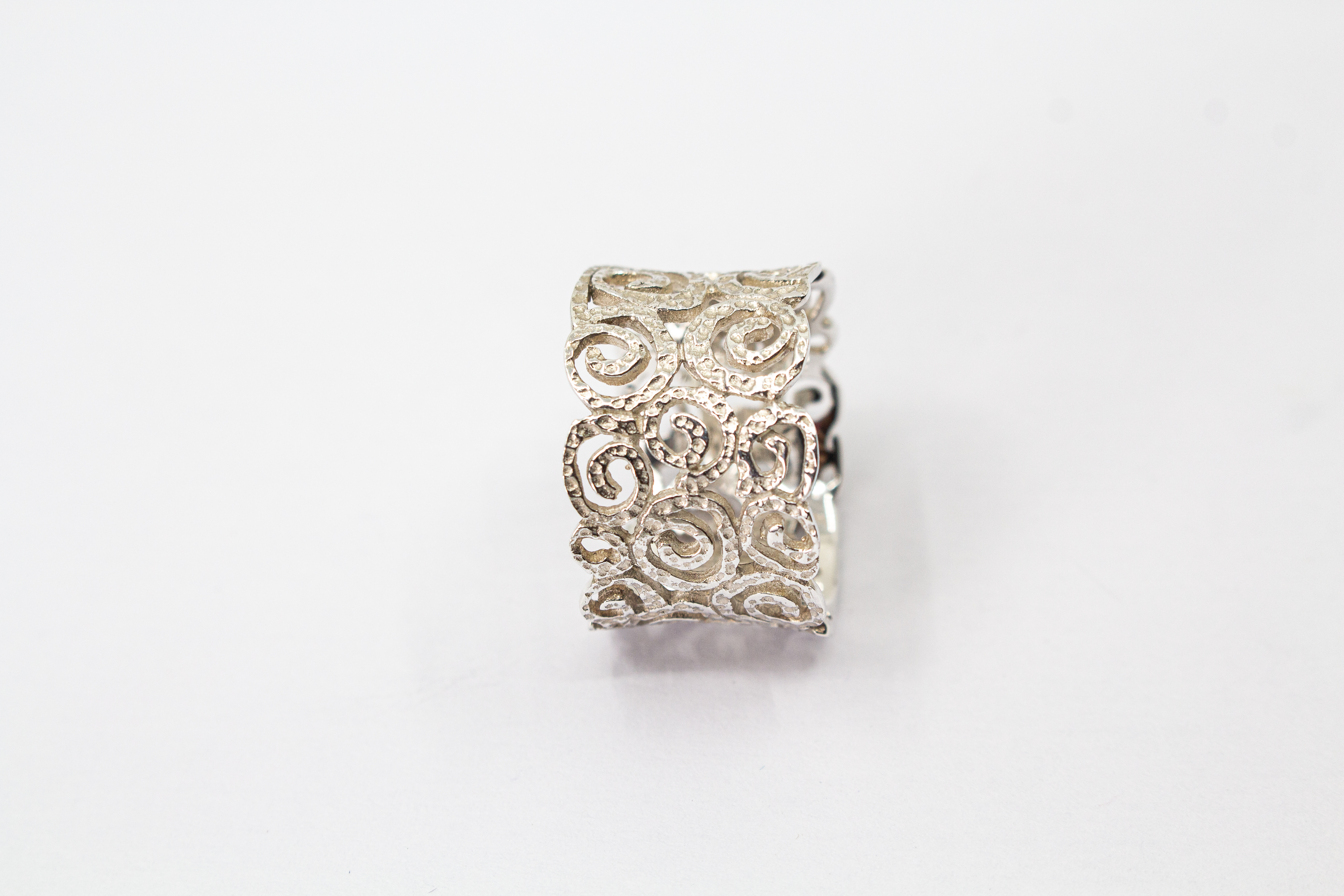 Breiter, filigraner Statement-Ring aus 925 Sterling Silber mit detailliertem Spiral- und Ornament-Muster von der Goldschmiede Regina Kraus