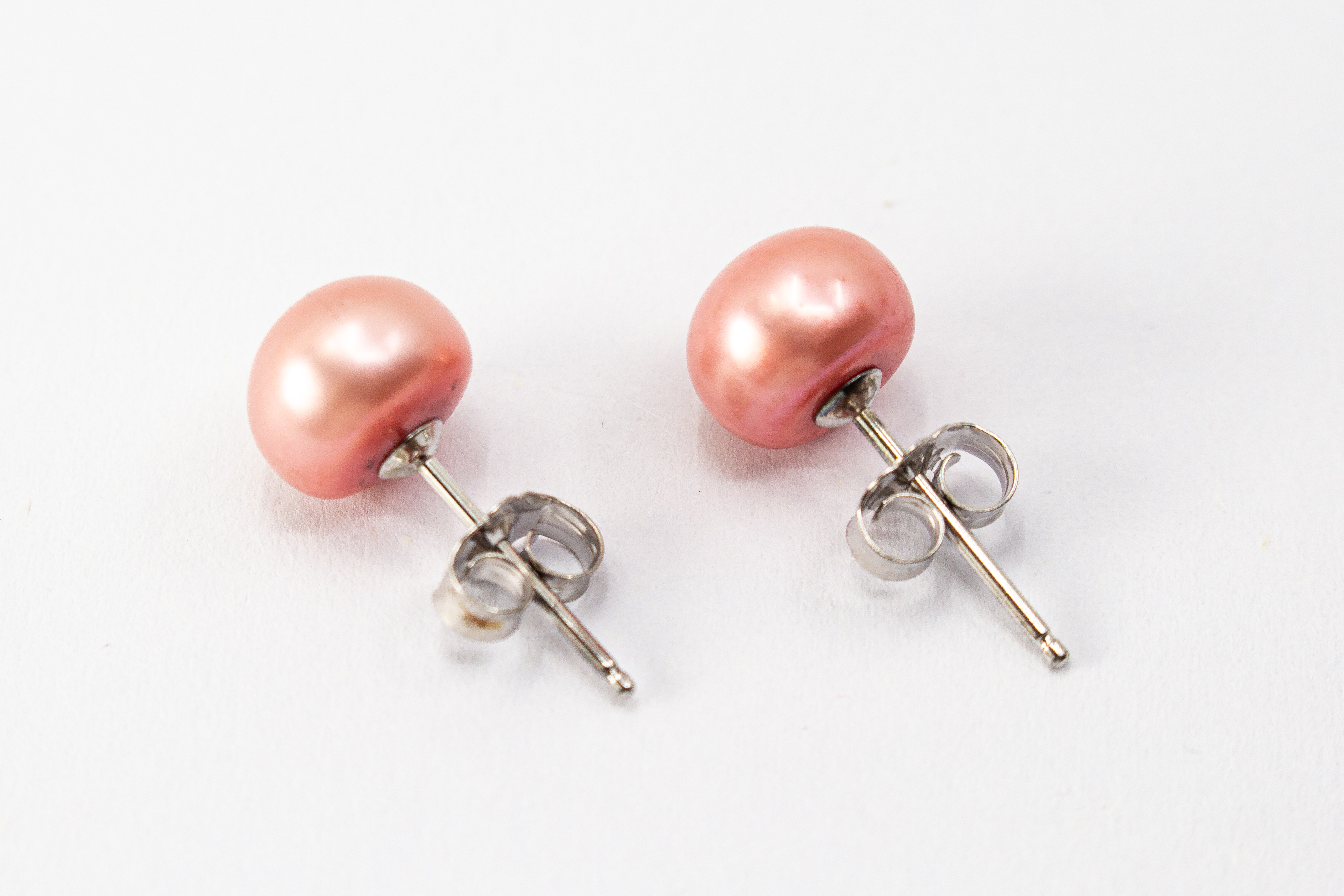 925er Sterlingsilber Ohrstecker „Rosentau“ mit schimmernden altrosa Süßwasserzuchtperlen und elegantem Perlenglanz.